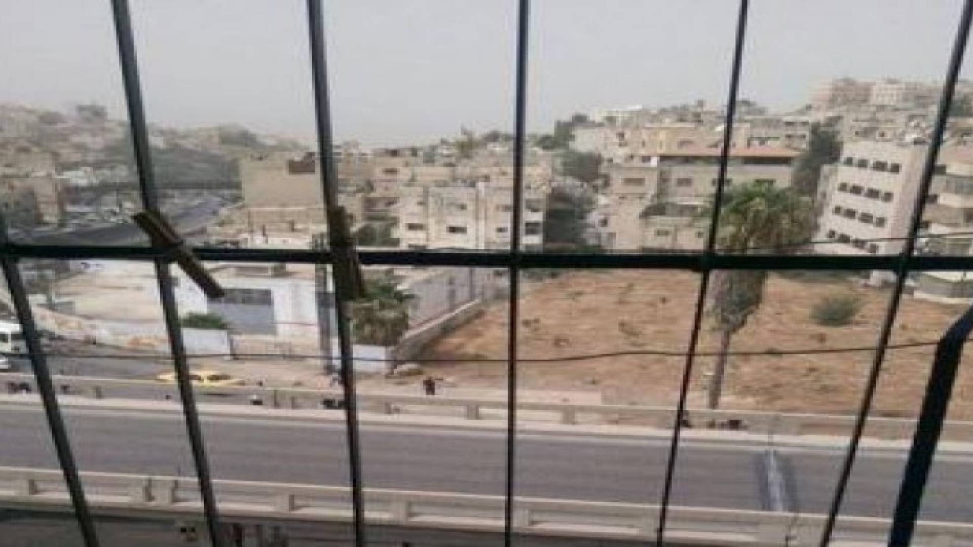 رجال سير ينقذون امرأة علقت على شباك منزلها