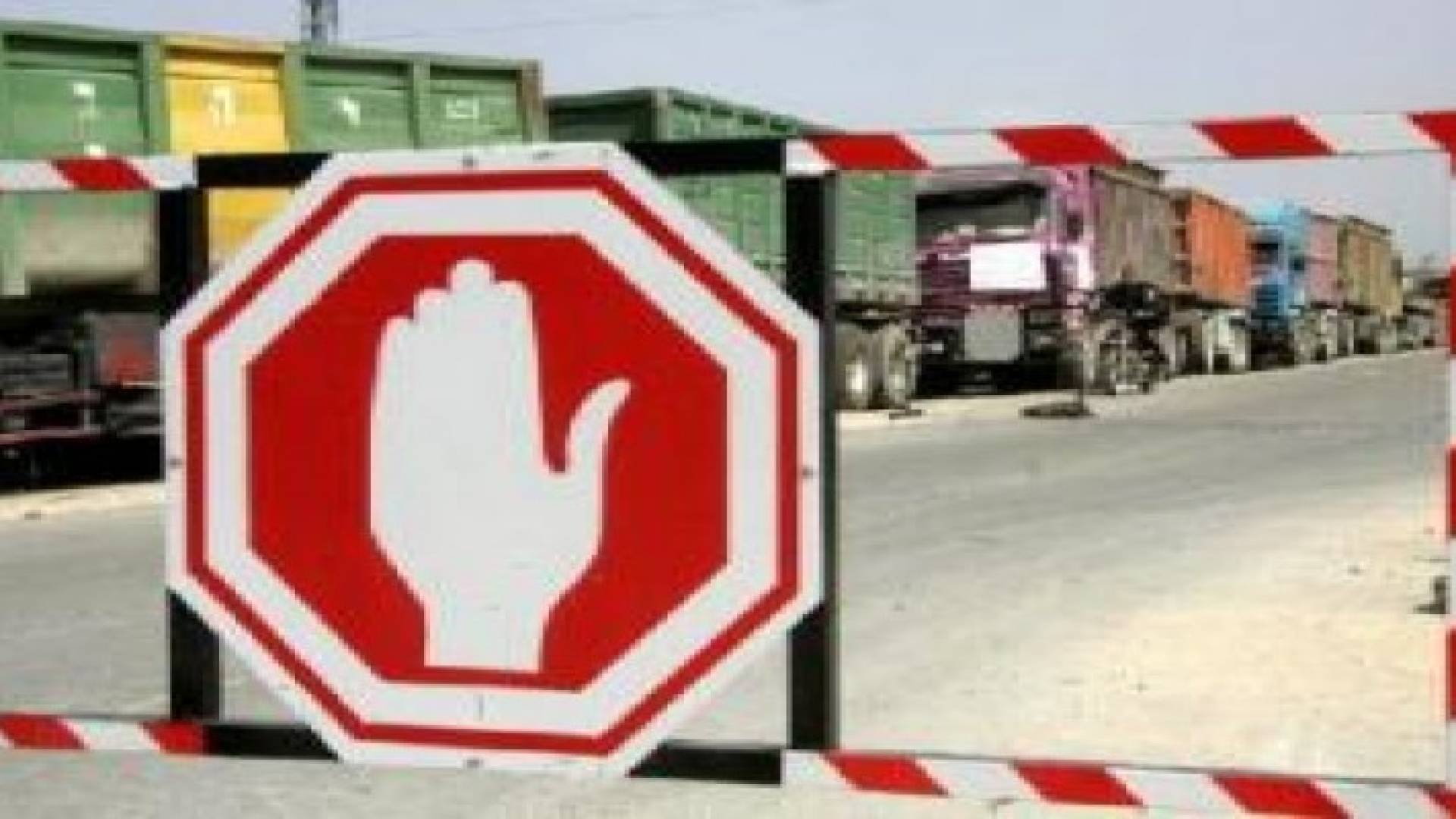 الاحتلال يغلق معبر كرم ابو سالم التجاري خمسة ايام