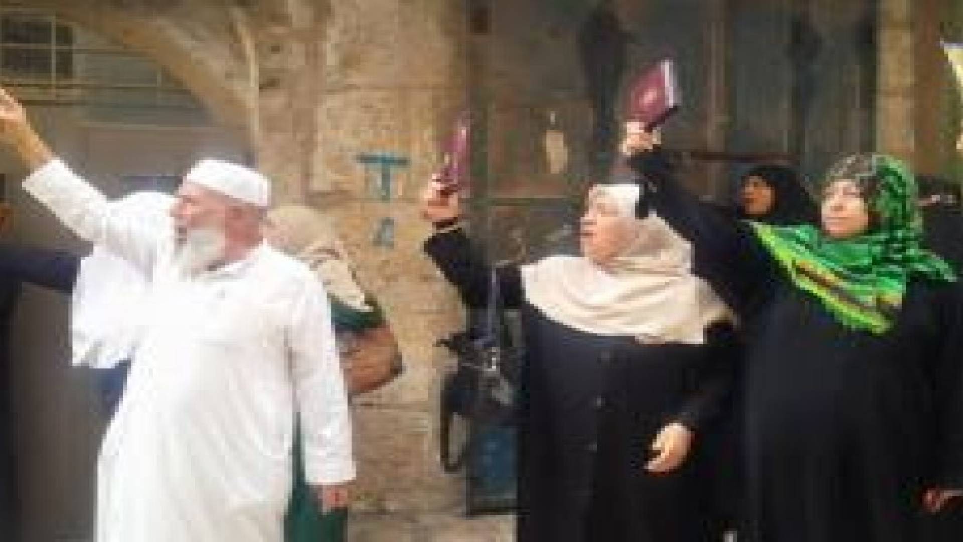 الاحتلال يخلي الأقصى من المرابطين وتحذير من قرار حظر مساطب العلم