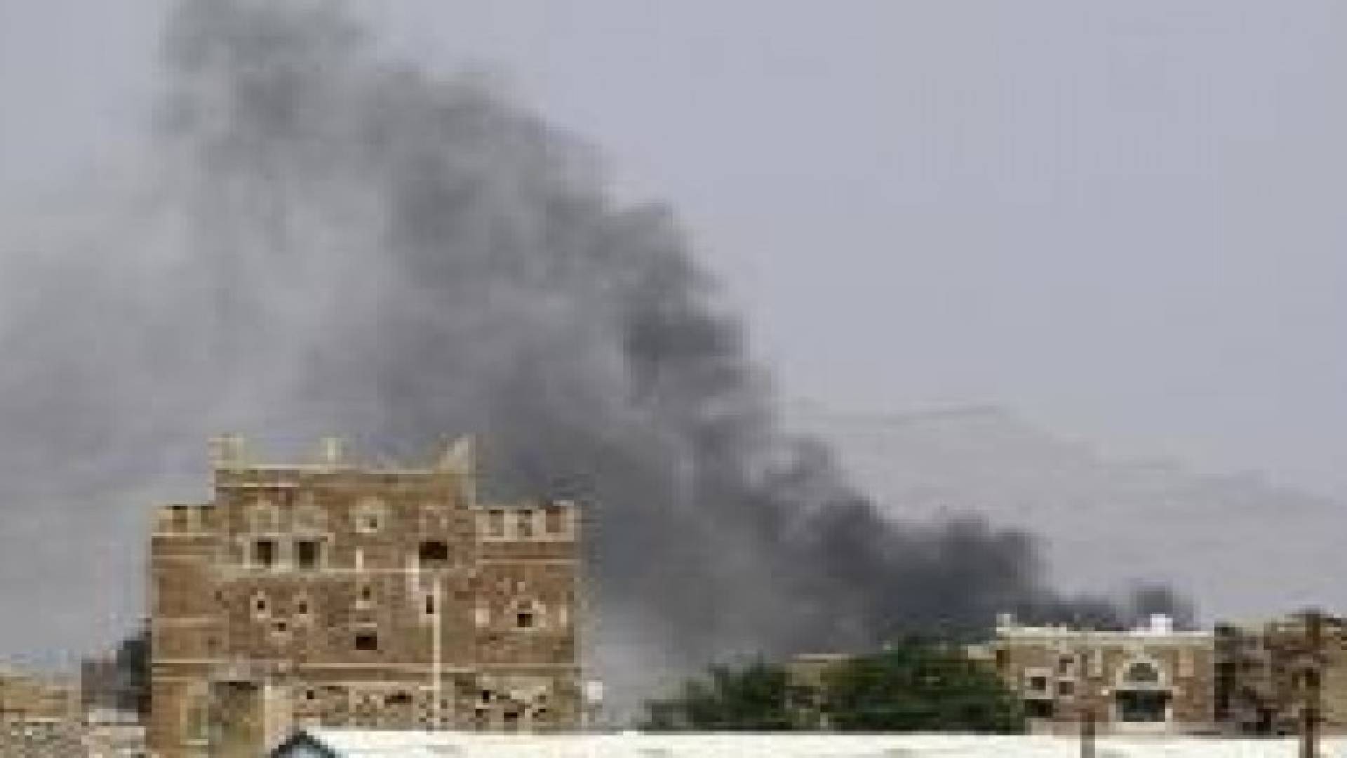 طائرات التحالف تدك معسكرا للمتمردين بصنعاء