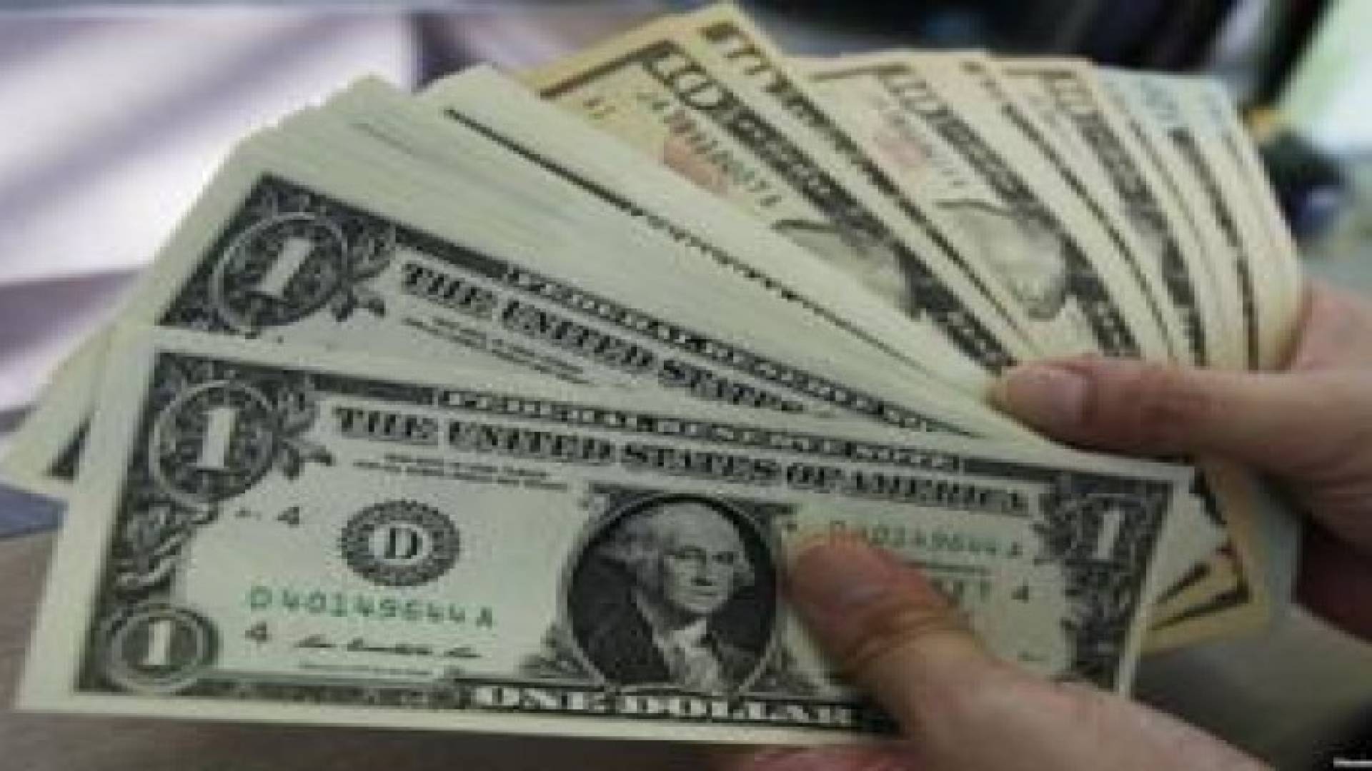 الدولار يتكبد خسائر مقابل اليوان