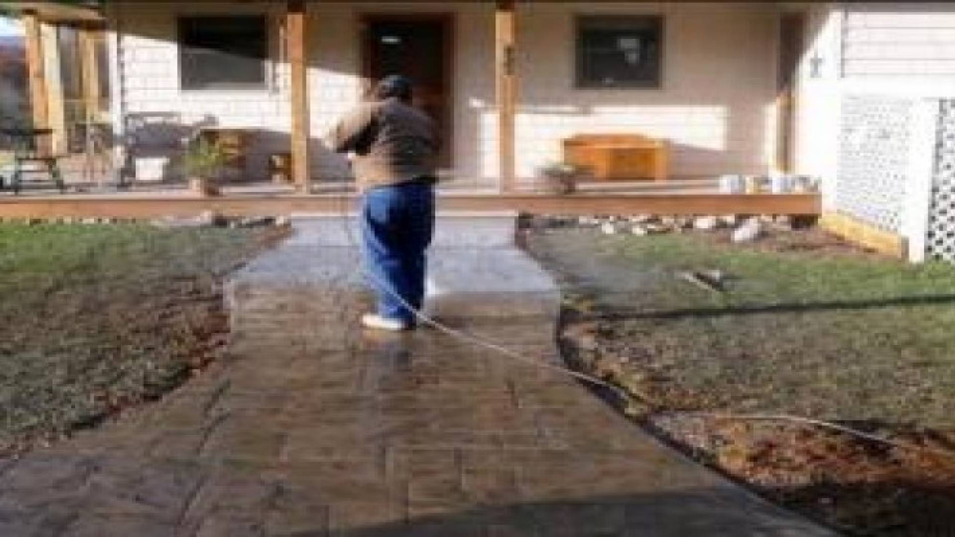 تحذيرات من هدر مياه الشرب بغسل الممرات والارصفة الخارجية