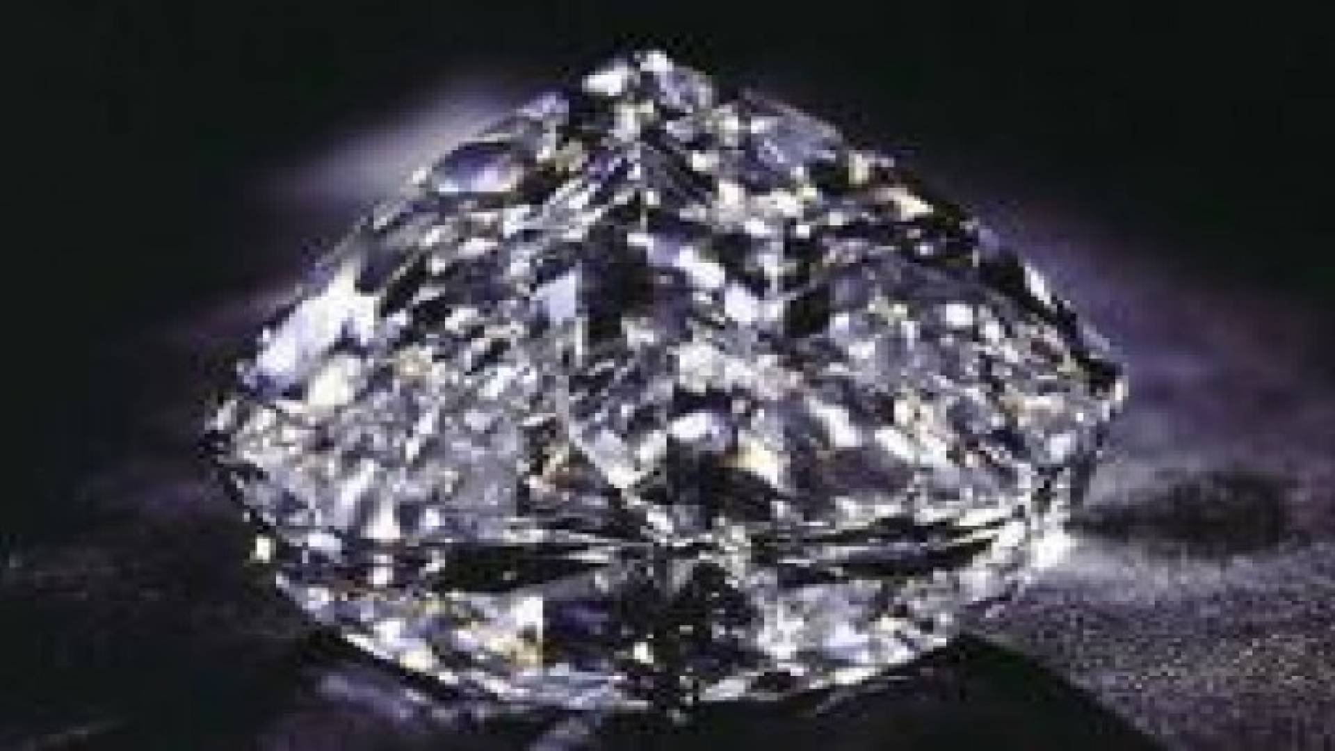 صينية تبتلع قطعة ألماس ثمنها 277 ألف دولار