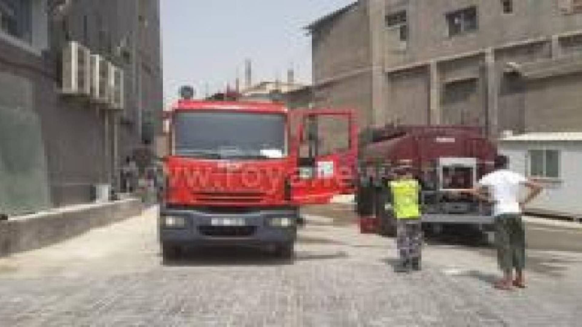 بالصور: حريق في المقابلين.. والدفاع المدني يتعامل معه