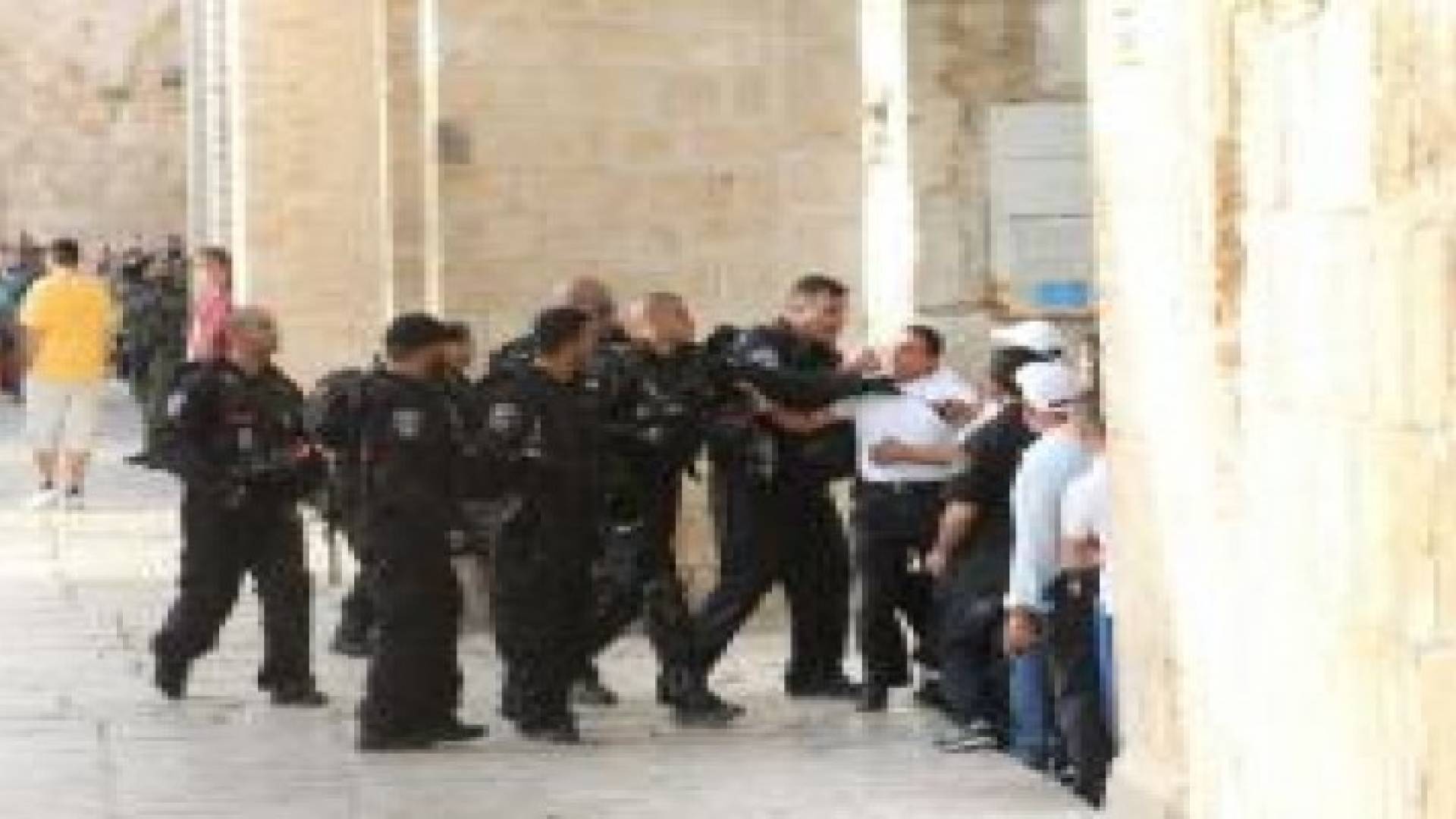 100 إصابة في صفوف المصلين خلال مواجهات في باحات الأقصى