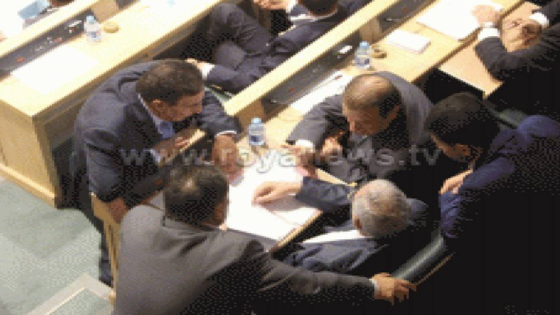 "همس وورقة غامضة" بين الطراونة والدغمي والمجالي .. صورة