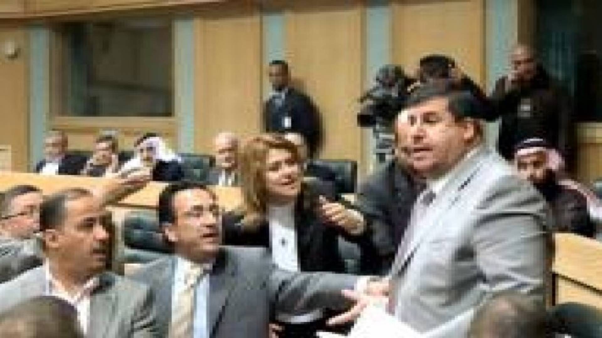 النسور: نتابع ما يجري بالأقصى.. والسعود يغادر الجلسة احتجاجا.. فيديو