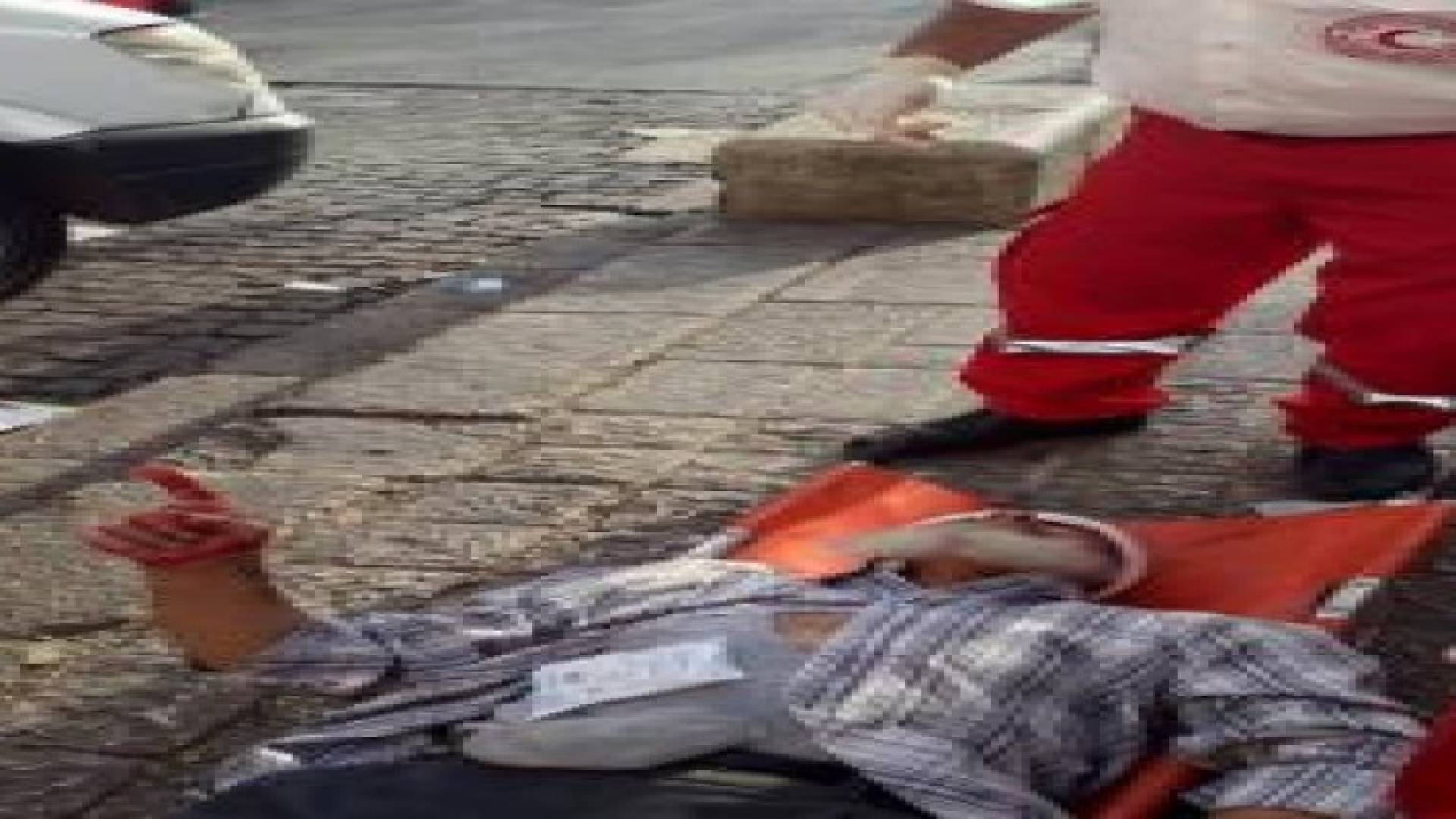 اقتحام الاقصى واعتقال معتكفين وإصابة مسن بعينه .. فيديو وصور