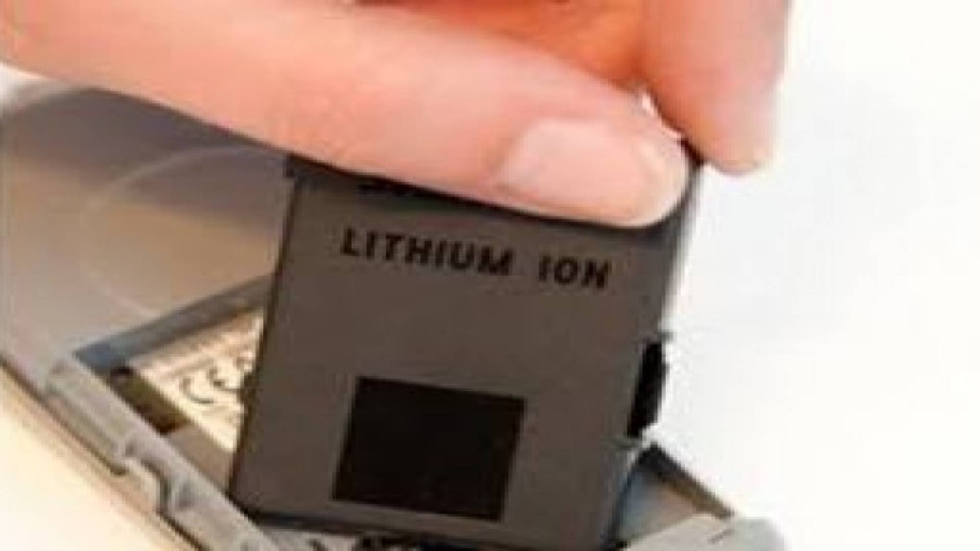 خلع بطارية الهاتف يعرض بطاقة الذاكرة للتلف