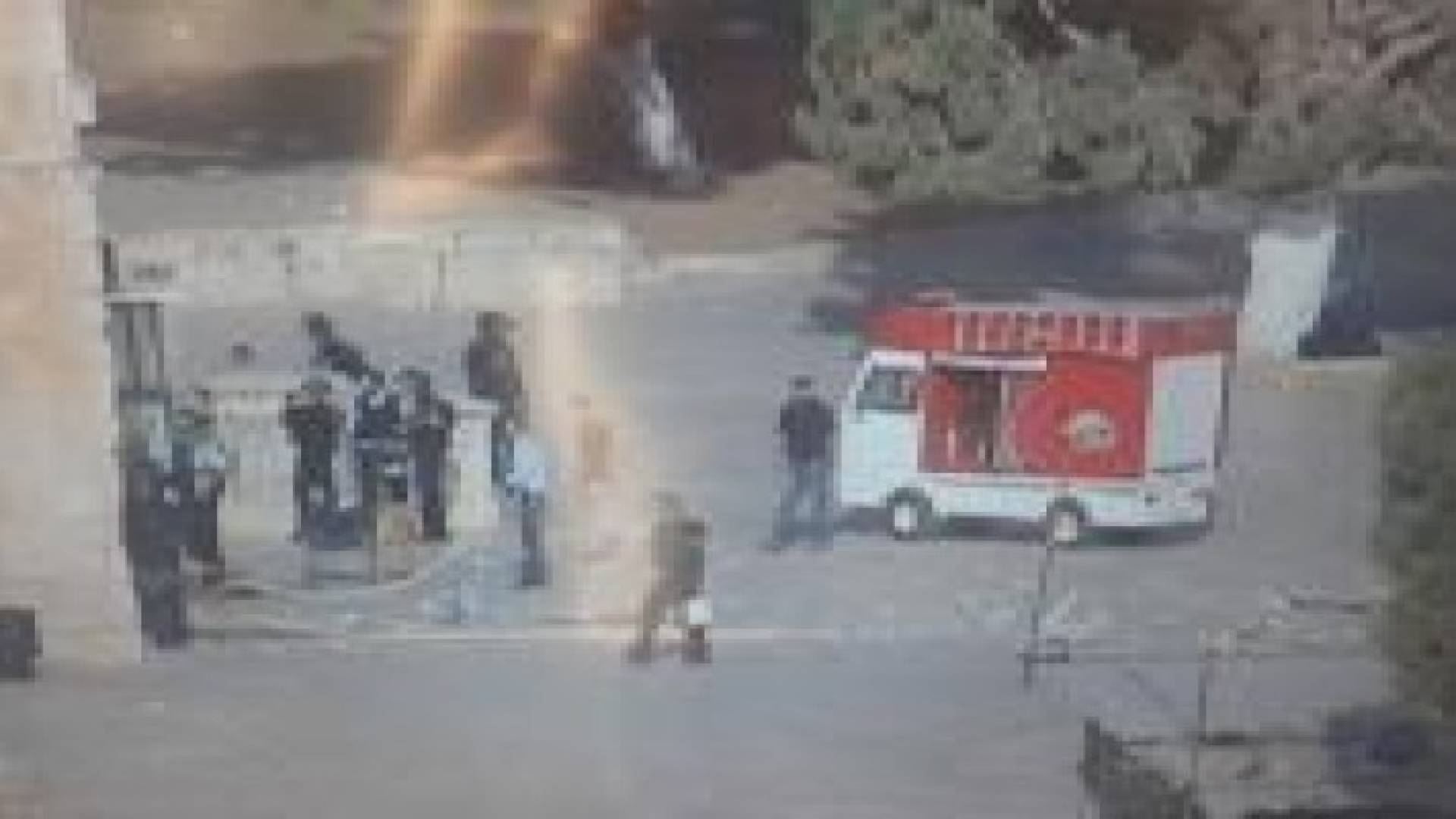 فيديو وصور : الاحتلال يقتحم الاقصى ويهدم بوابات الجامع القبلي ويعتدي على المعتكفين