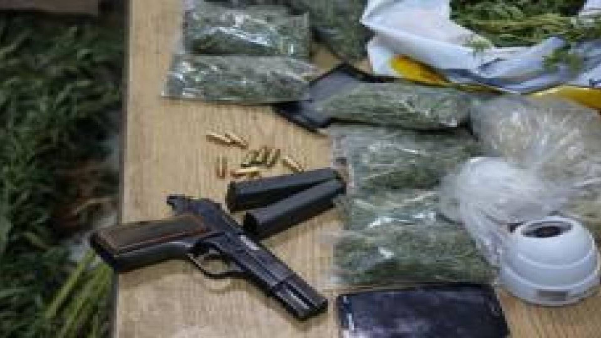 بالصور : ضبط مطلوبين "خطيرين " اثناء مداهمة أمنية في البادية الوسطى