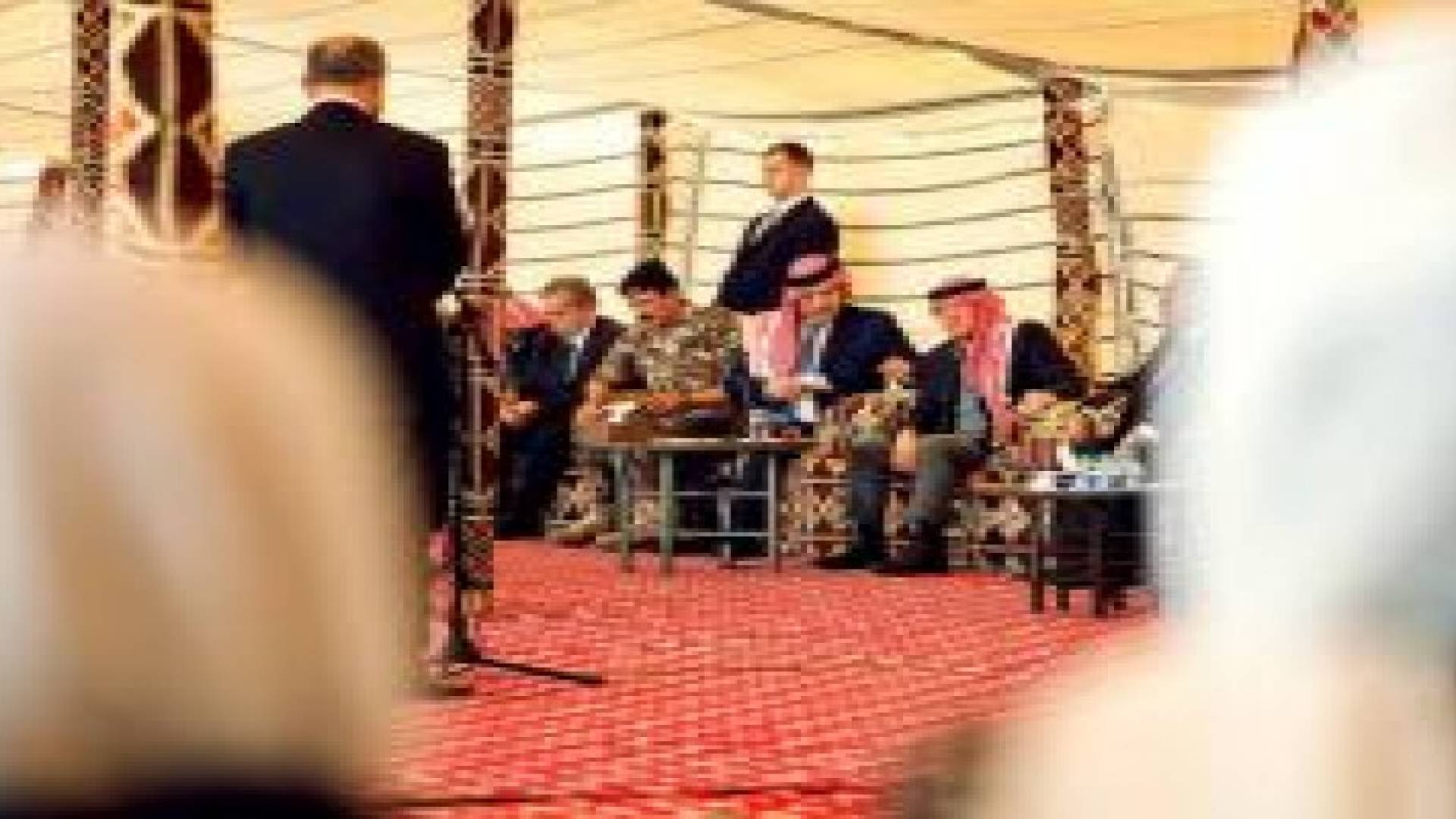 الملك يقيم مأدبة غداء لكبار شخصيات محافظة اربد.. صور