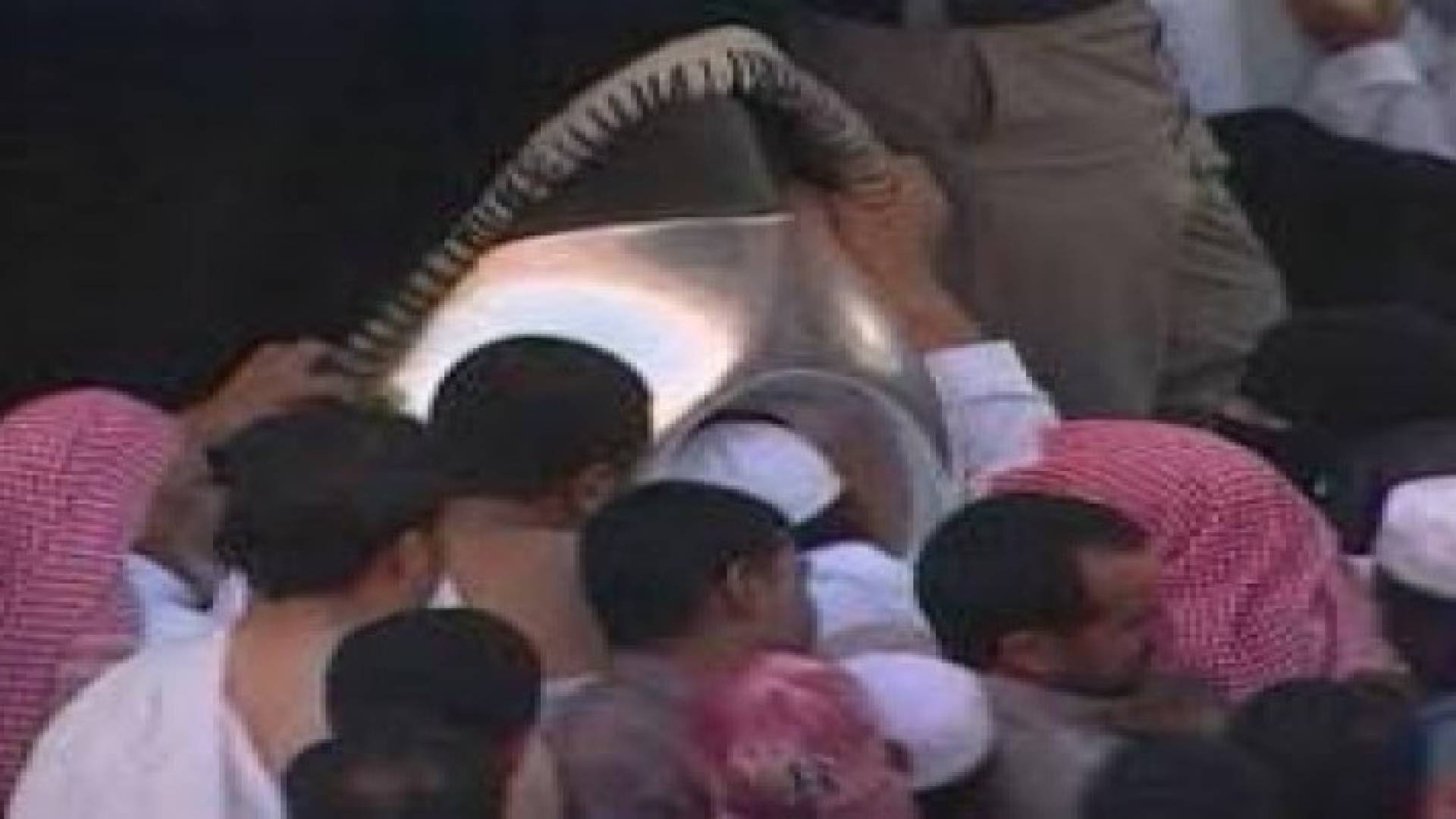 صحيفة سعودية: تحذيرات من تقبيل الحجر الأسود خوفا من الامراض المعدية