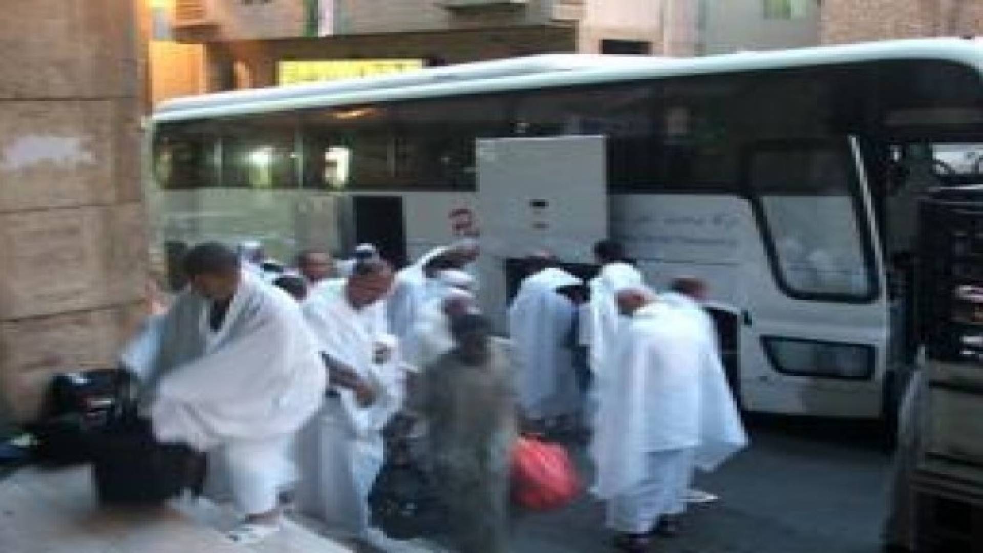 157 "حافلة حجاج" غادرت المملكة عبر حدود المدورة