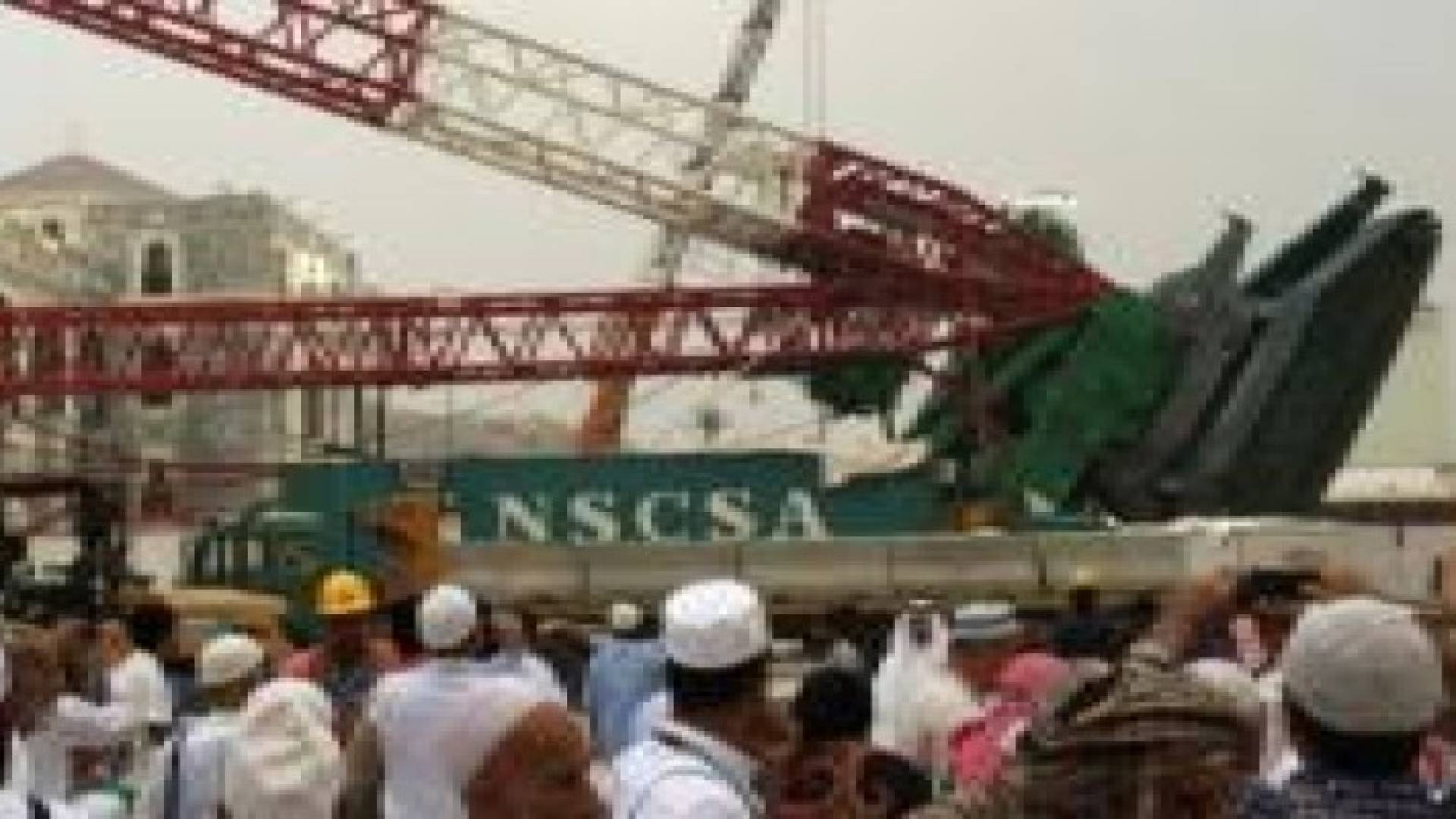 خادم الحرمين يفرض عقوبات على مجموعة بن لادن بعد سقوط رافعة الحرم