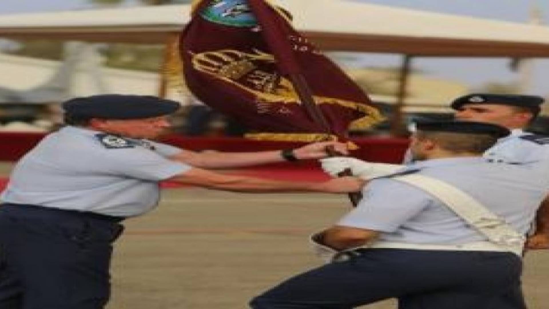 الملك يسلم علم القائد الأعلى لأسراب قاعدة الشهيد موفق السلطي الجوية.. صور