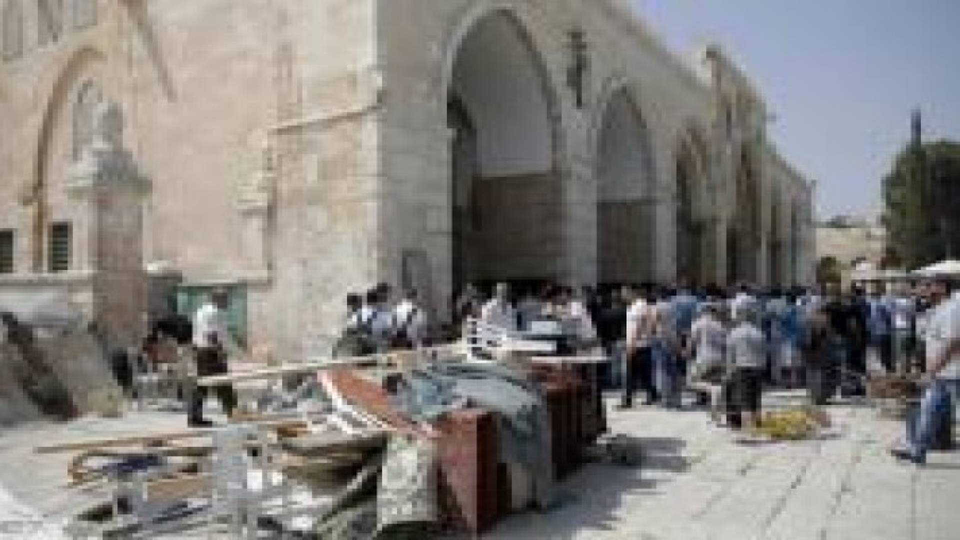 بالصور : مستوطنون يقتحمون باحة المسجد الأقصى
