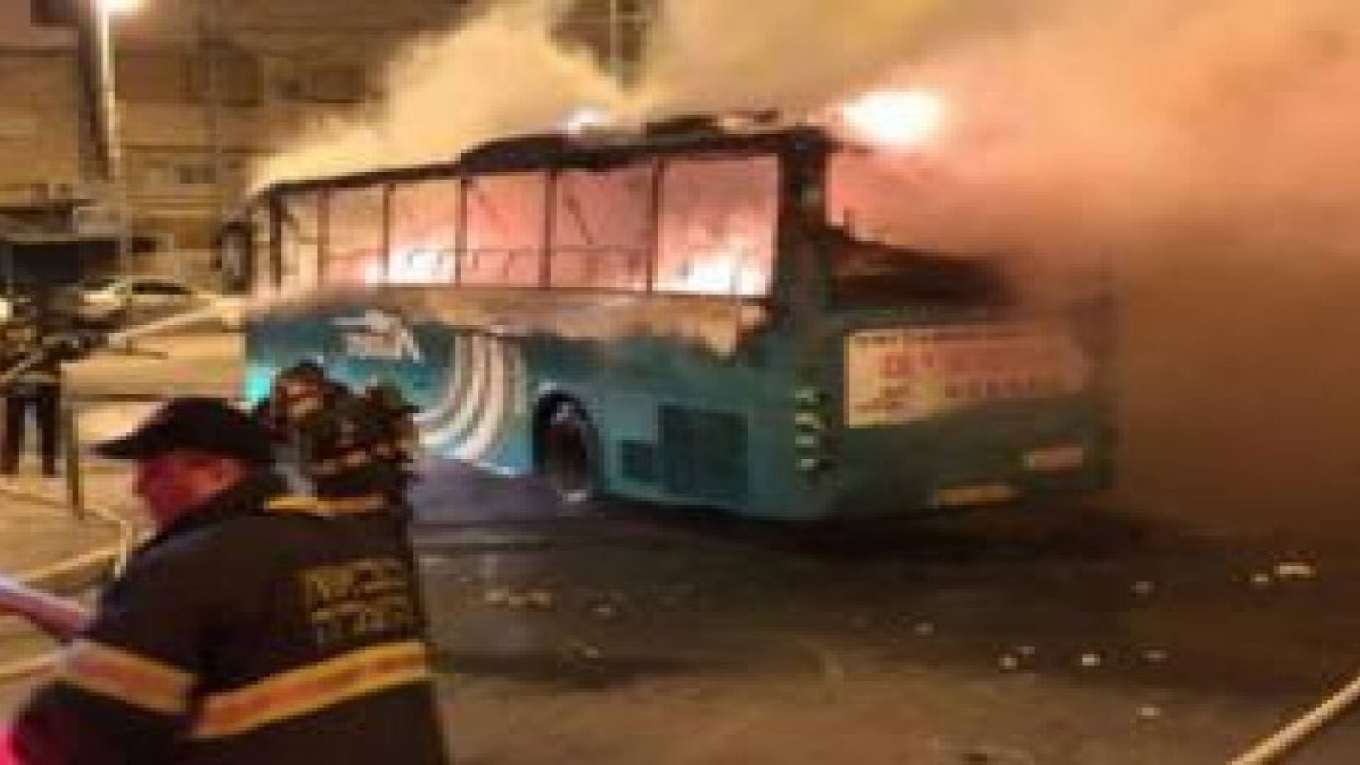 احتراق حافلة مستوطنين برأس العامود بعد إصابتها بزجاجة حارقة.. صور