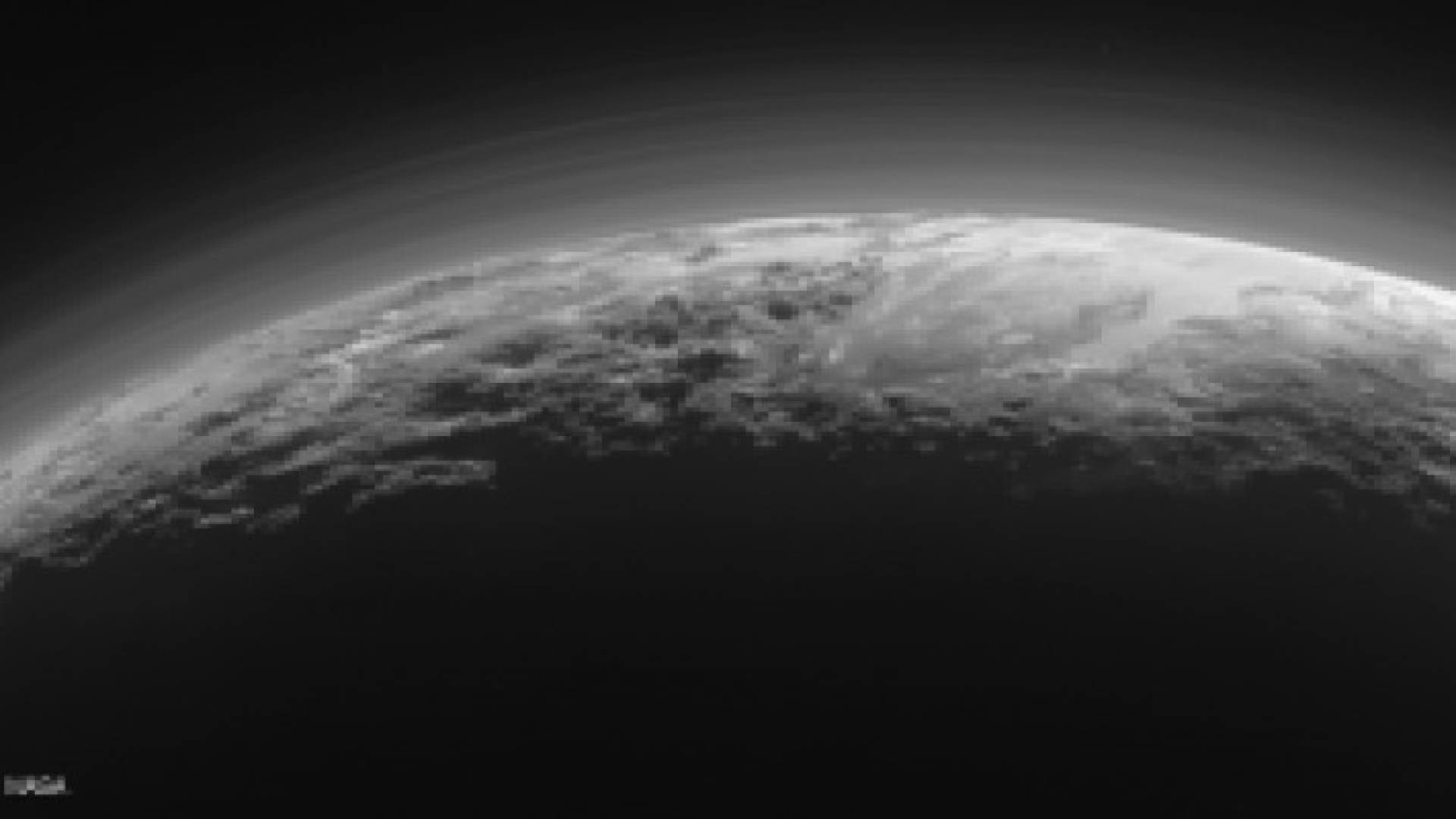 لقطة تخطف الأنفاس للغروب على بلوتو