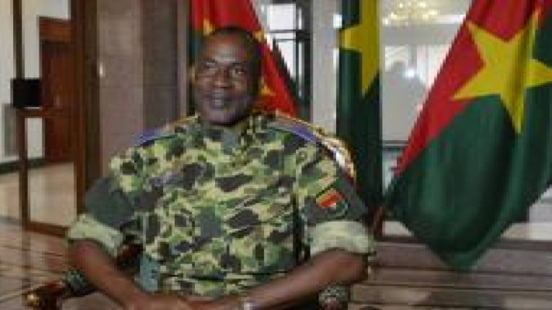 المجلس العسكري في بوركينا فاسو يطلق سراح الرئيس المؤقت