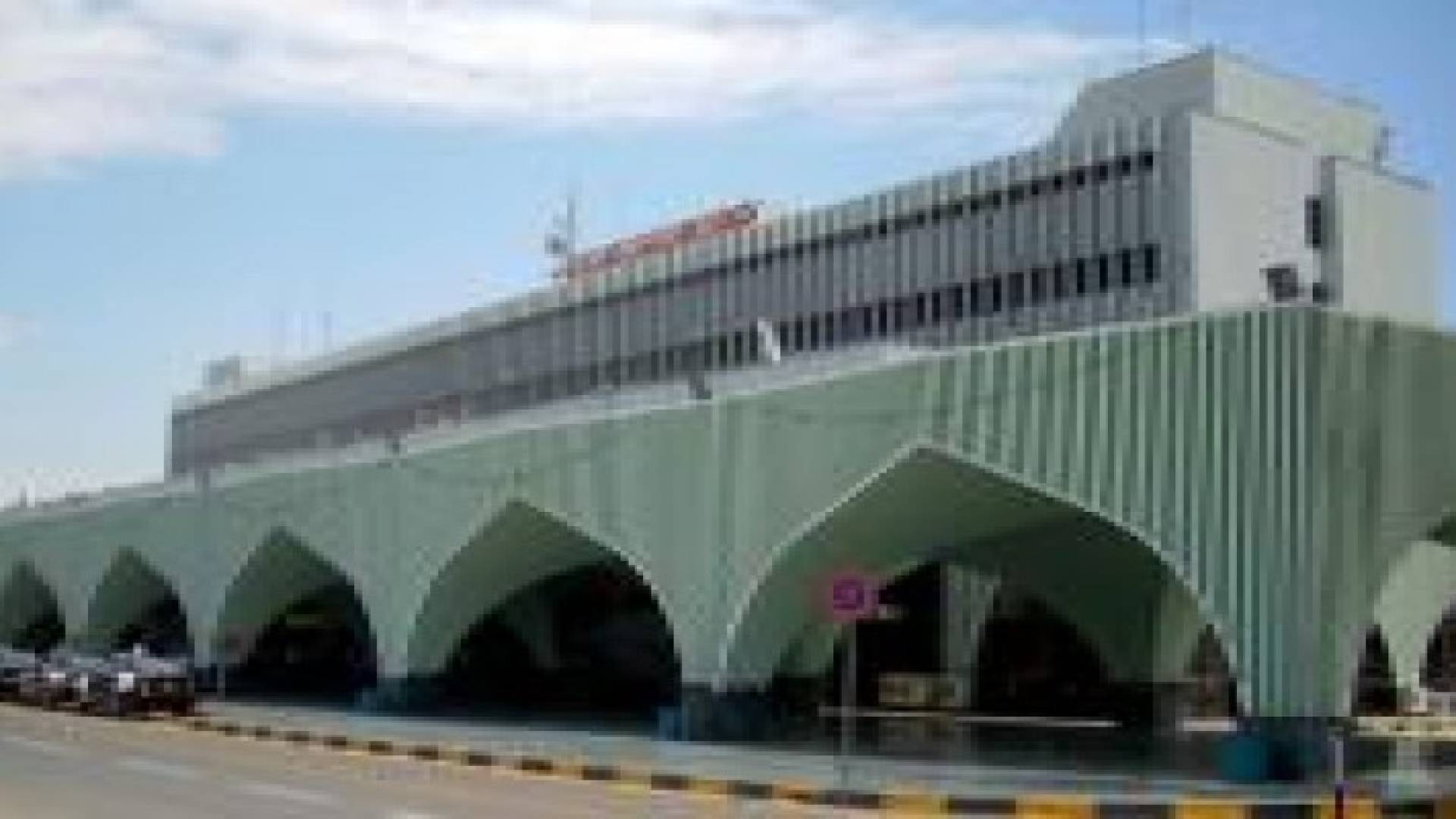 ليبيا.. 3 قتلى في هجوم لداعش على مطار معيتيقة في طرابلس