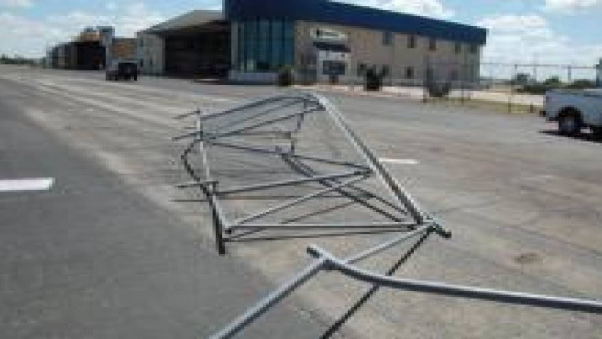 رجل يصدم بوابة مطار في تكساس محاولا سرقة طائرة خاصة