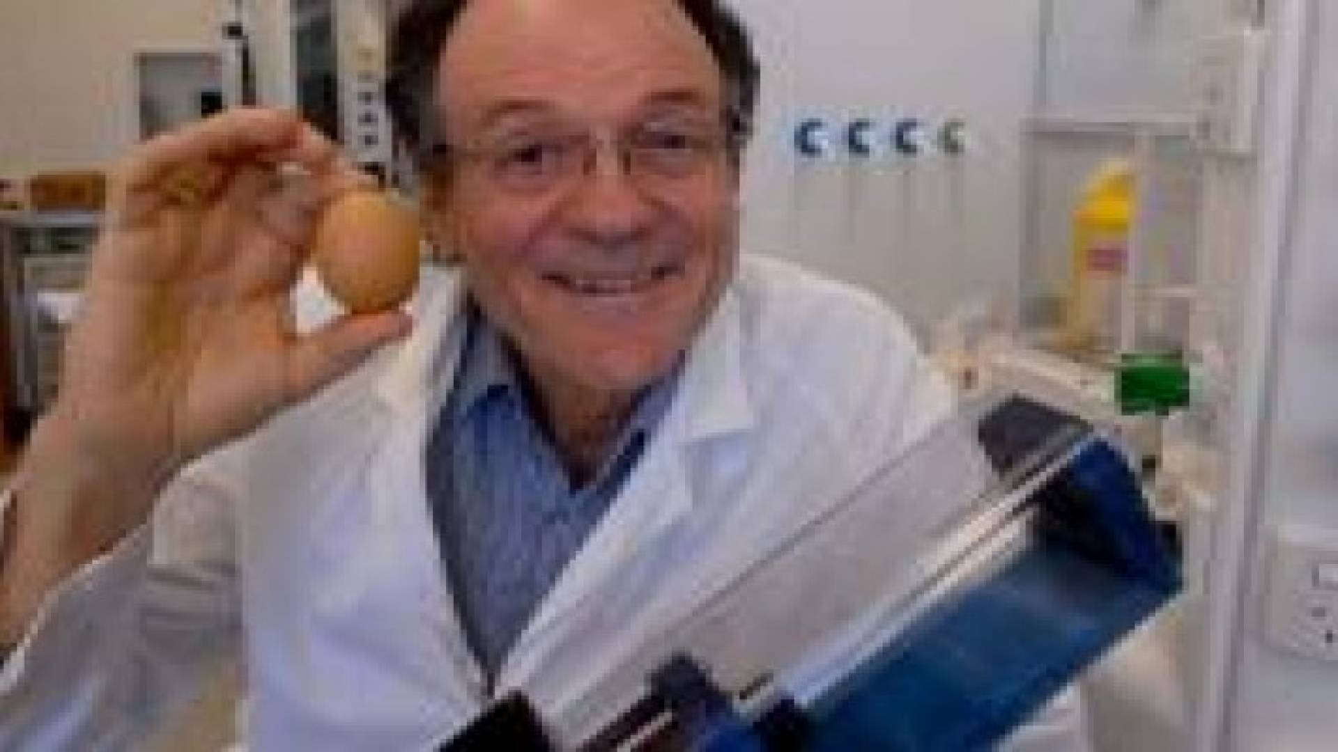 اختراع يعيد البيض نيئا بعد سلقه قد يساعد في علاج السرطان