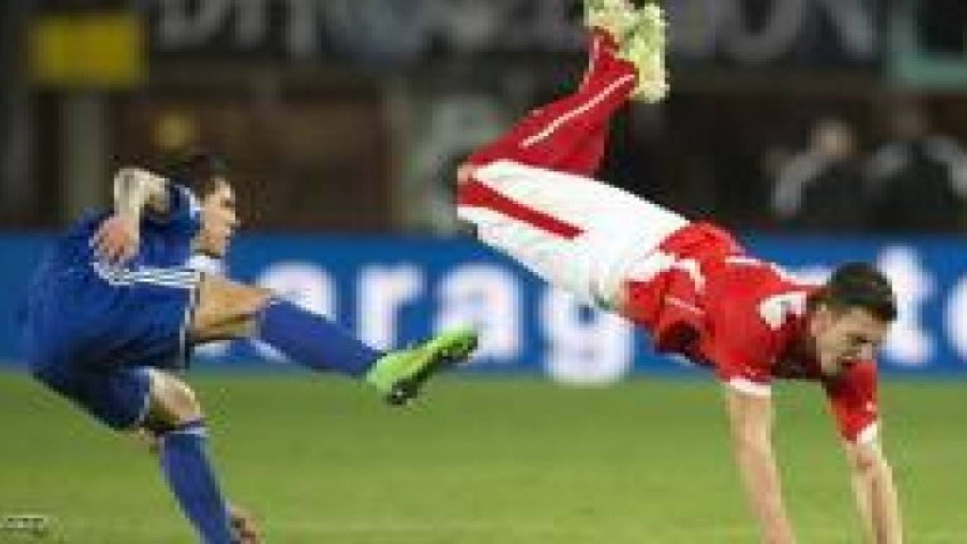 "علكة" توقف لاعبا 3 مباريات دولية