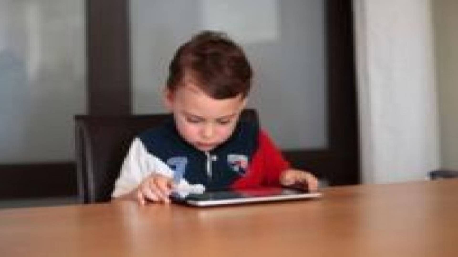 تحذير من "التابليت" على الأطفال