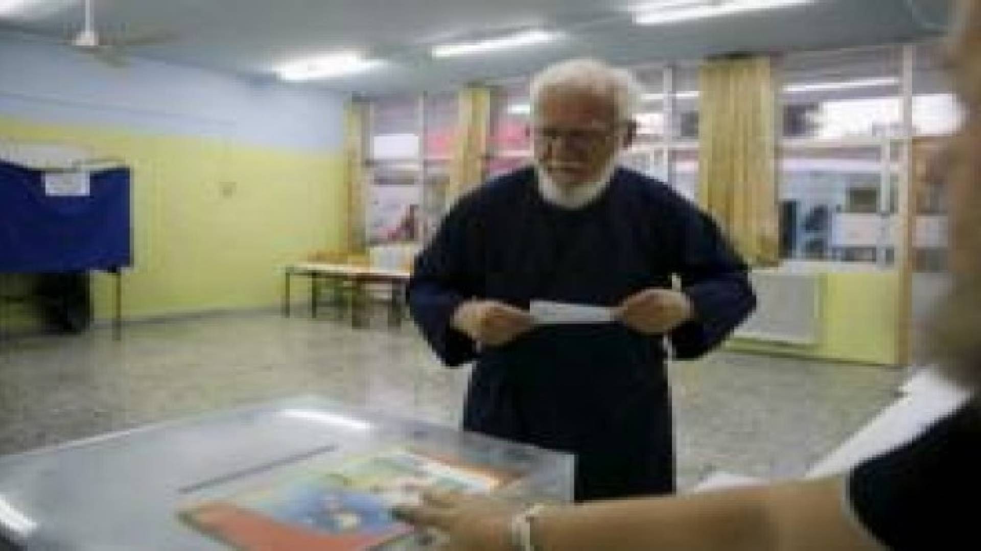 بدء التصويت بالانتخابات التشريعية المبكرة في اليونان