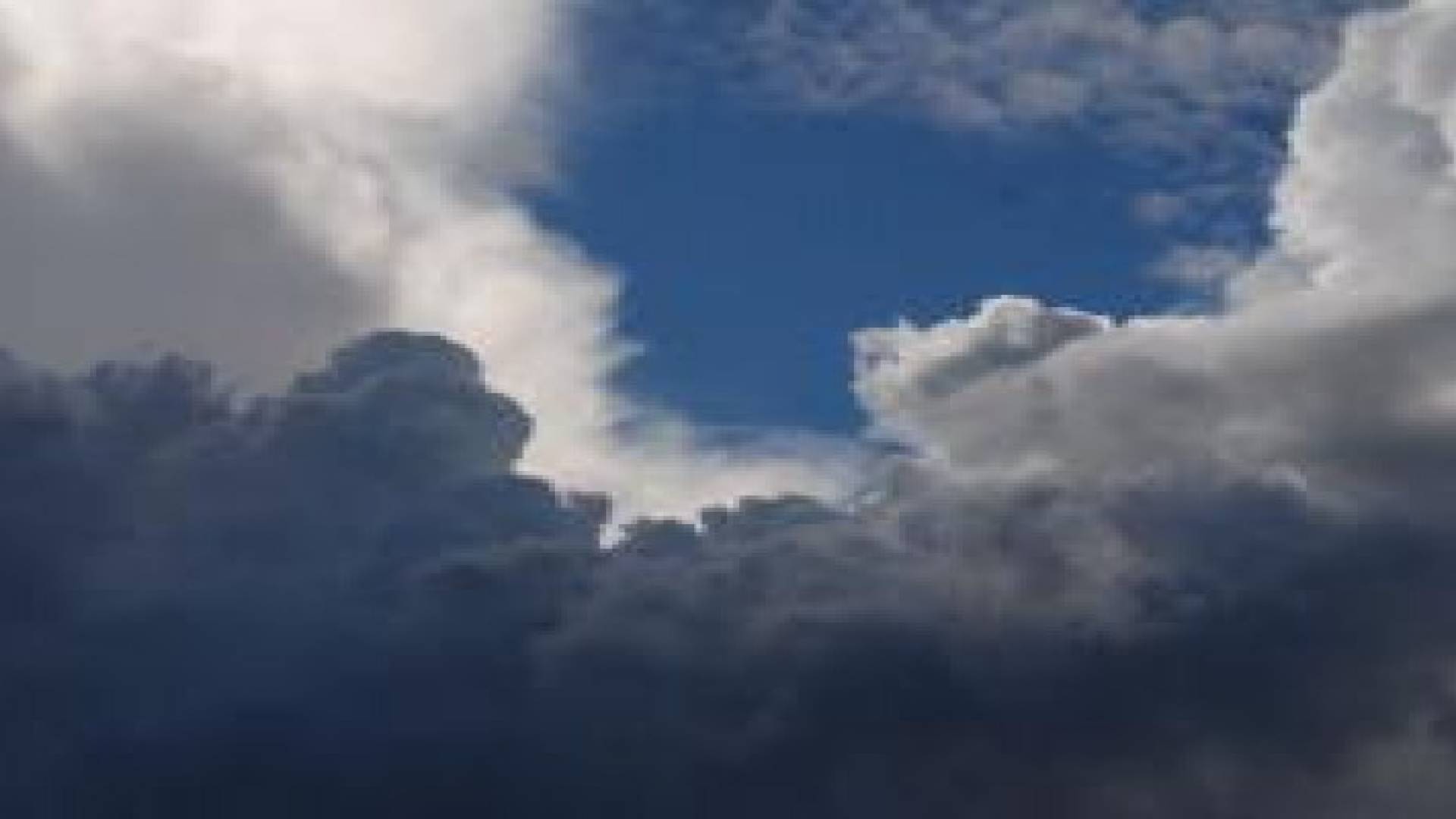 الاثنين: انخفاض واضح على الحرارة..وفرصة لزخات رعدية من المطر بالشمال