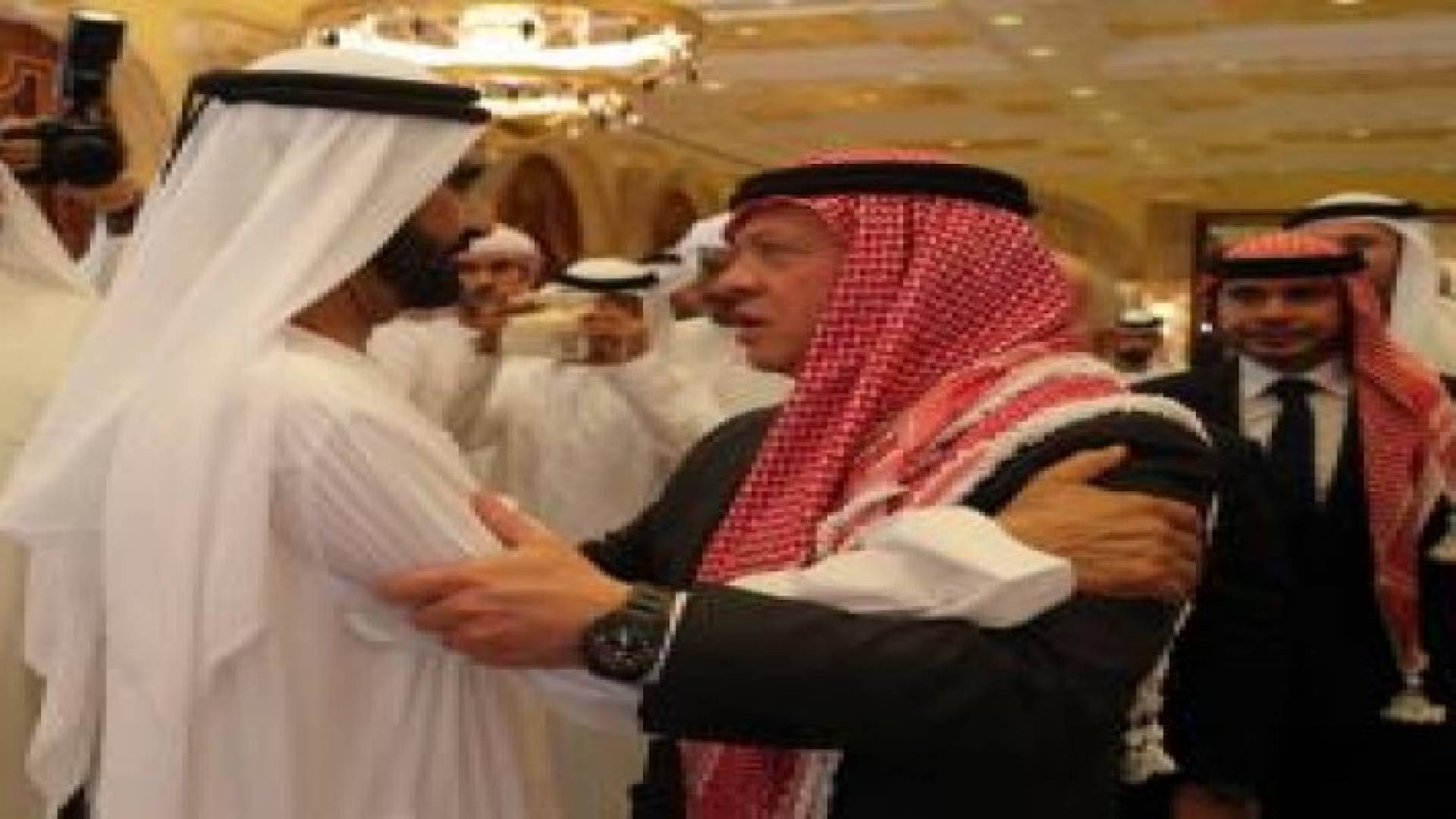 الملك يغادر إلى دبي لتقديم واجب العزاء بوفاة الشيخ راشد بن محمد آل مكتوم.. صور