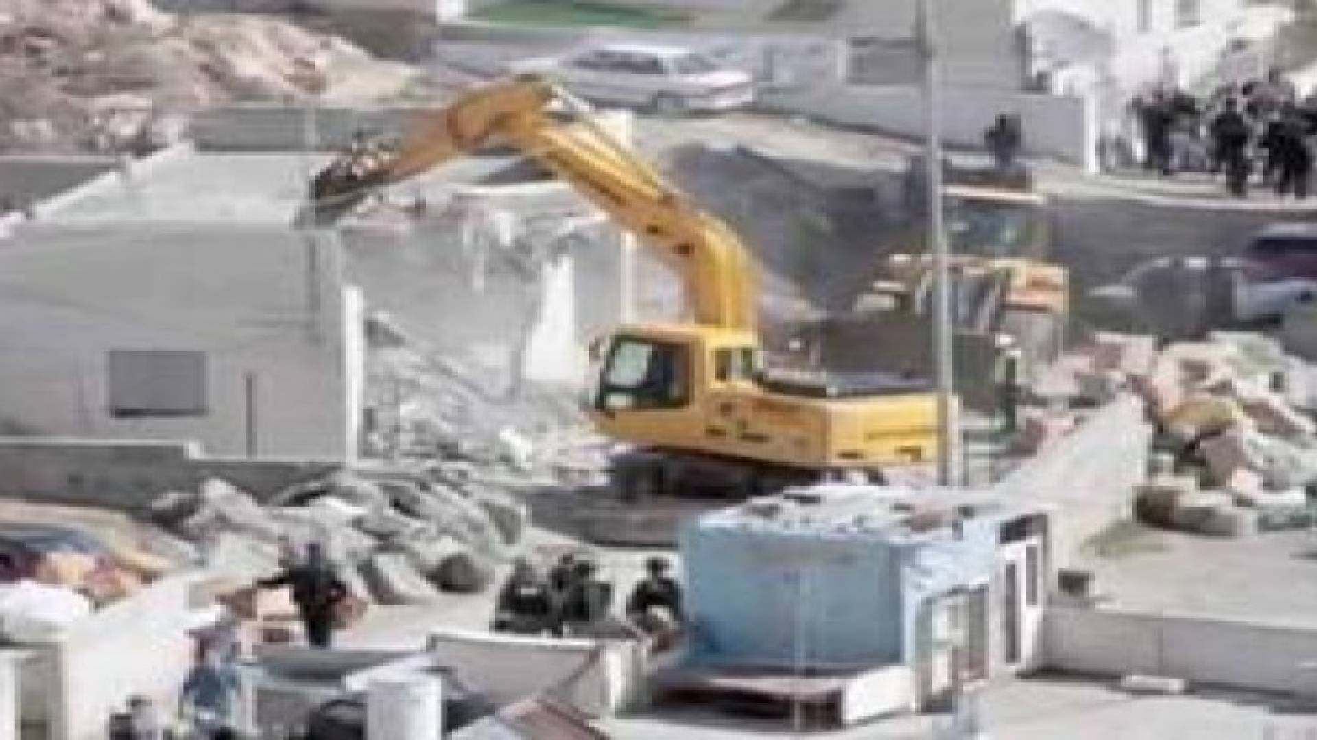 قوات الاحتلال تهدم 5 محال تجارية ببلدة حزما شرق القدس المحتلة