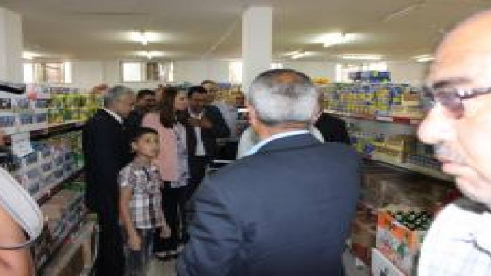 وزيرة الصناعة تتفقد عددا من اسواق "الاستهلاكية المدنية"