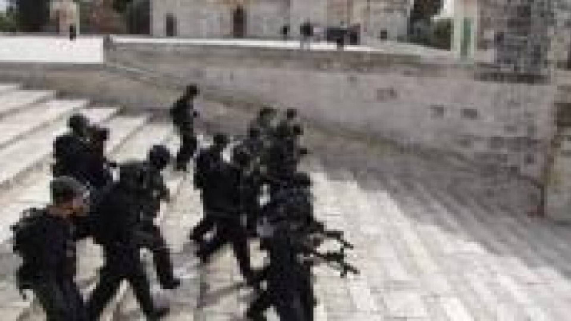 الاحتلال يمنع الرجال دون سن الـ40 من دخول الاقصى ويغلق خمسة من بواباته