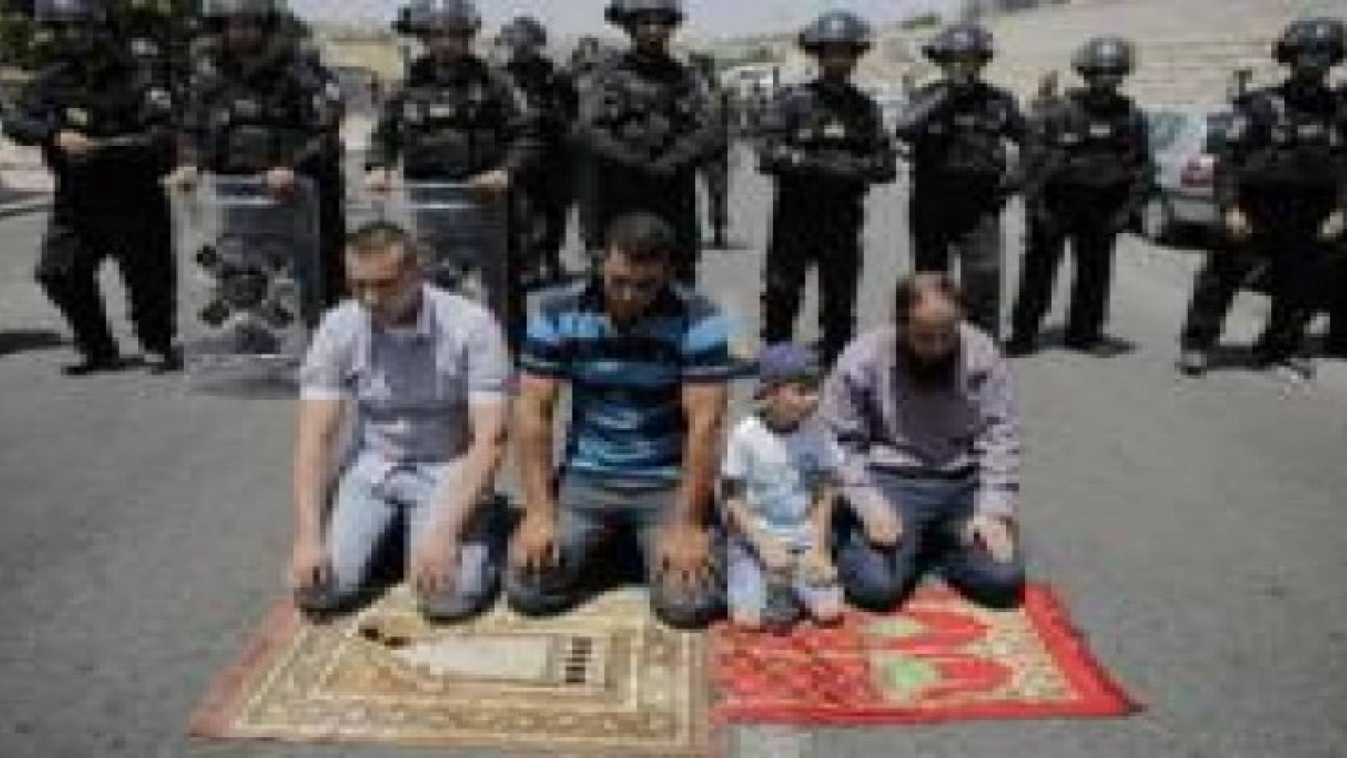 الاحتلال يحاصر القدس القديمة ويحدد أجيال المصلين في الأقصى