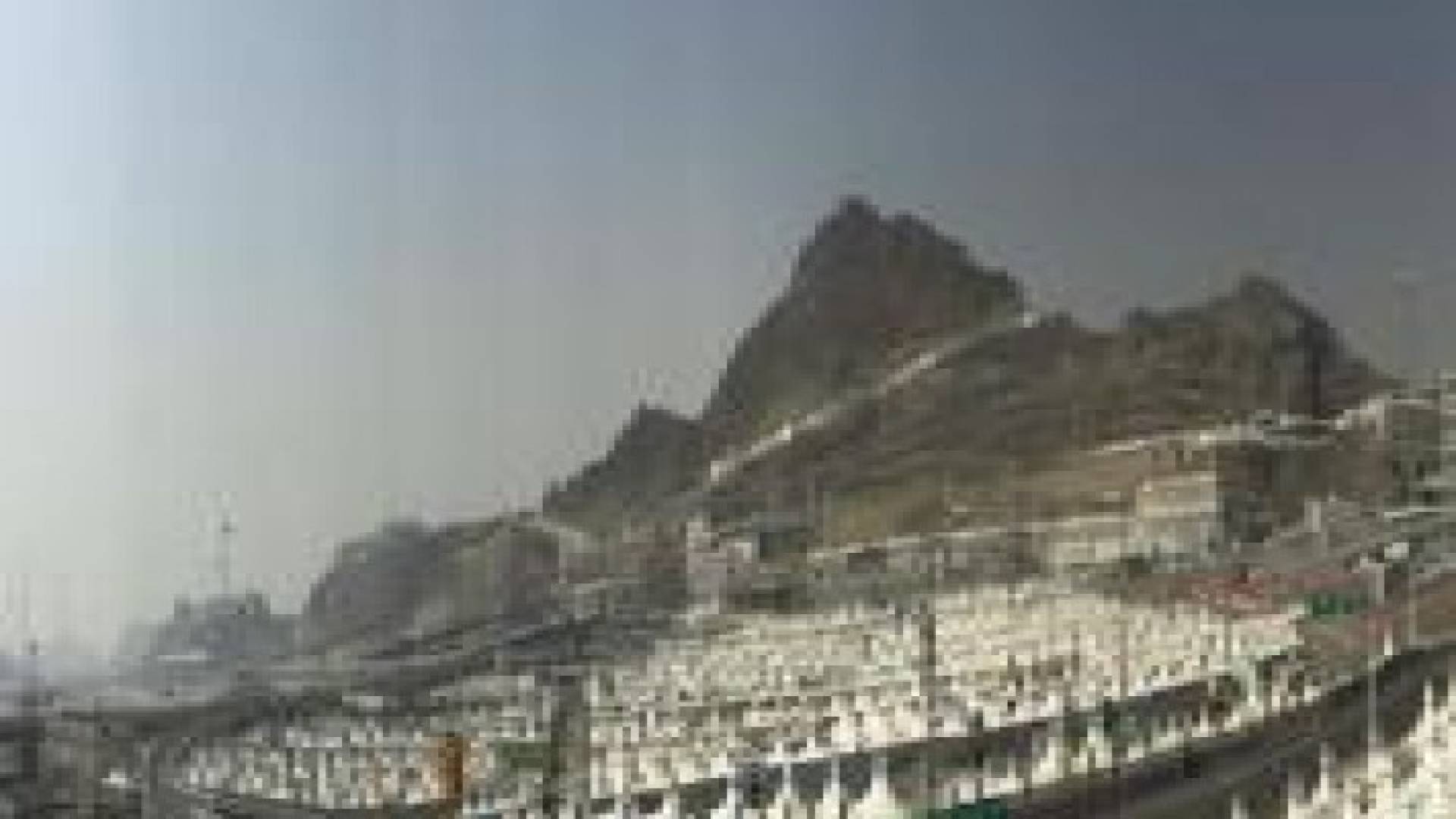الحجاج يبيتون بمنى استعدادا للركن الأعظم