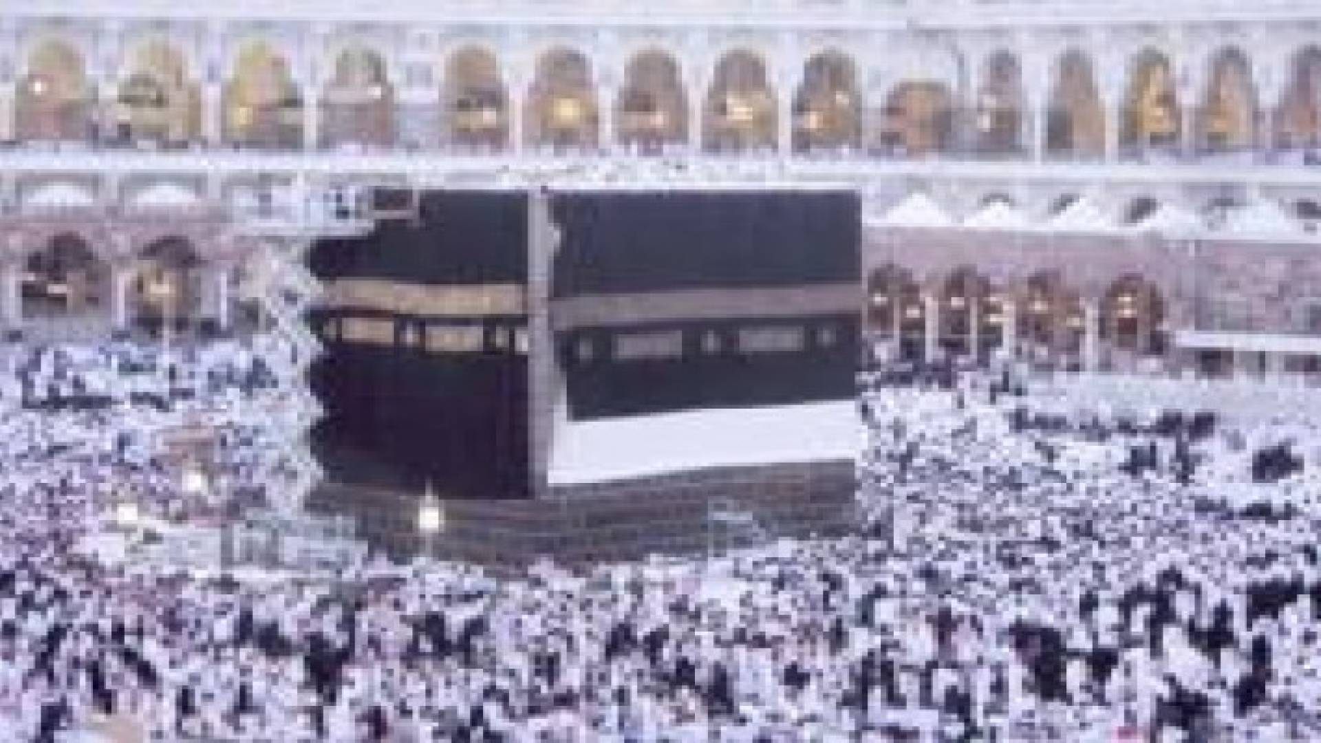 بالفيديو: الكعبة المشرفة ترتدي كسوتها الجديدة