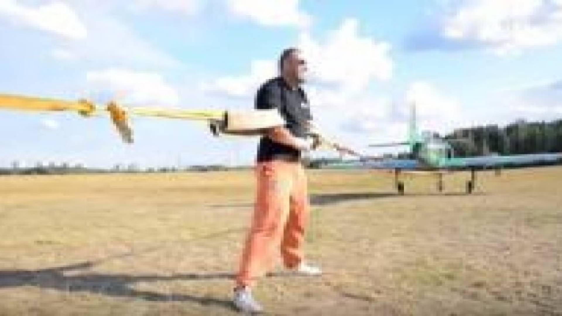 بالفيديو: رجل يمنع طائرتين من الإقلاع بذراعيه