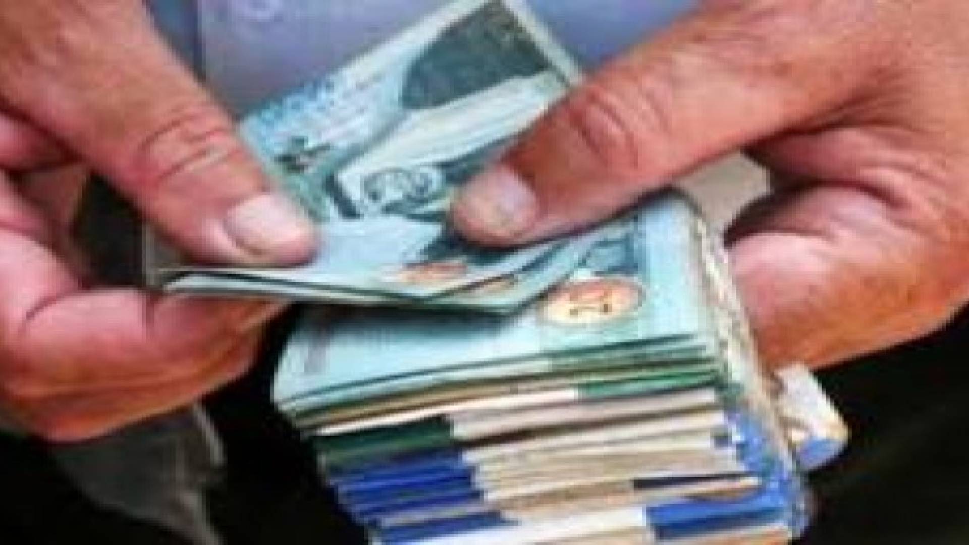 الحج والعيد يرفعان الطلب على الدينار