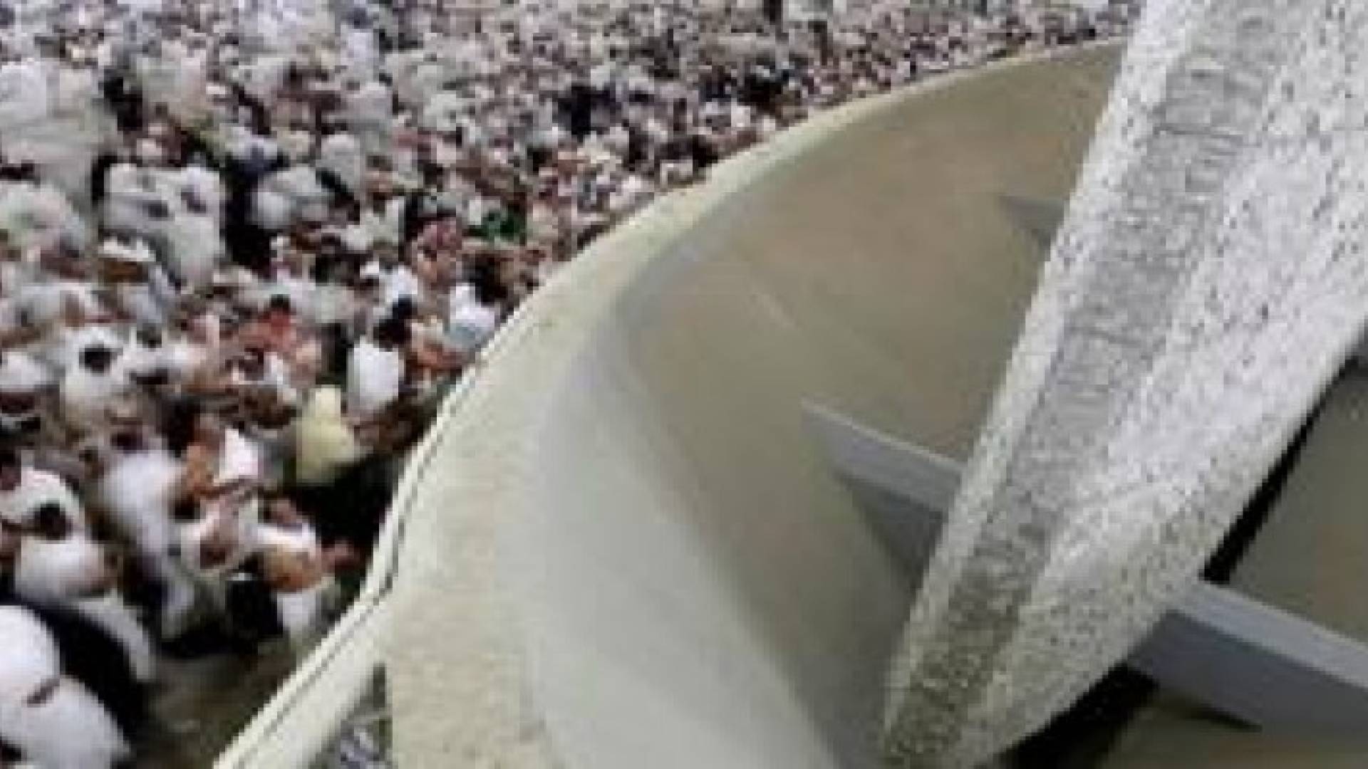 جموع الحجاج يتوافدون على منى لرمي جمرة العقبة