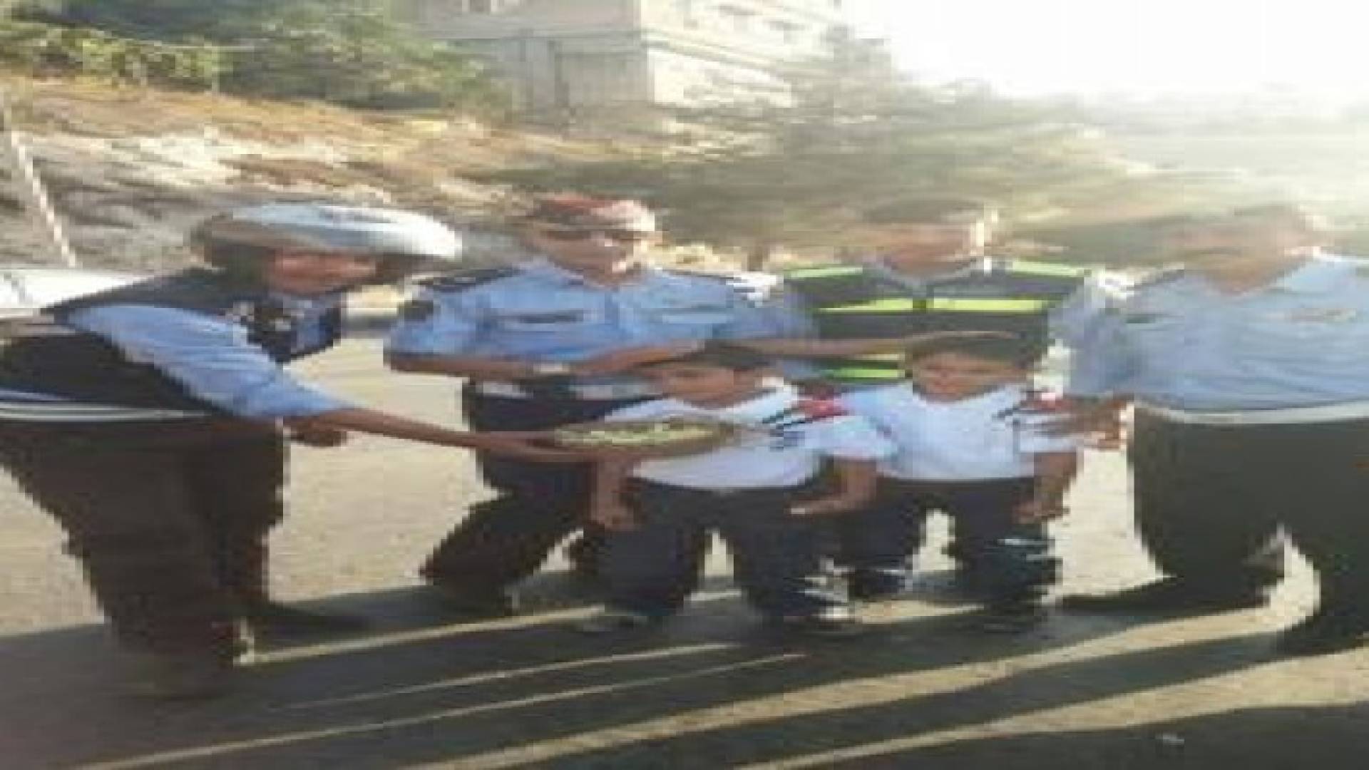 عمان: شرطة السير توزع حلويات وبطاقات معايدة على المواطنين .. صور