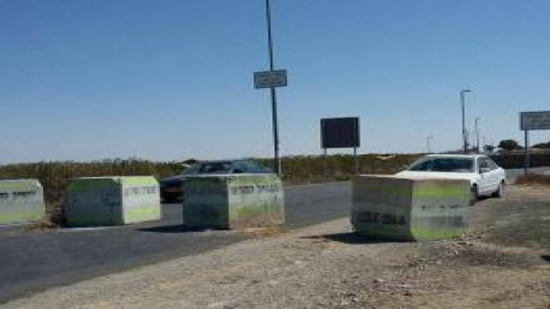 إغلاق قرى وأحياء القدس المحتلة بالمكعبات الأسمنتية