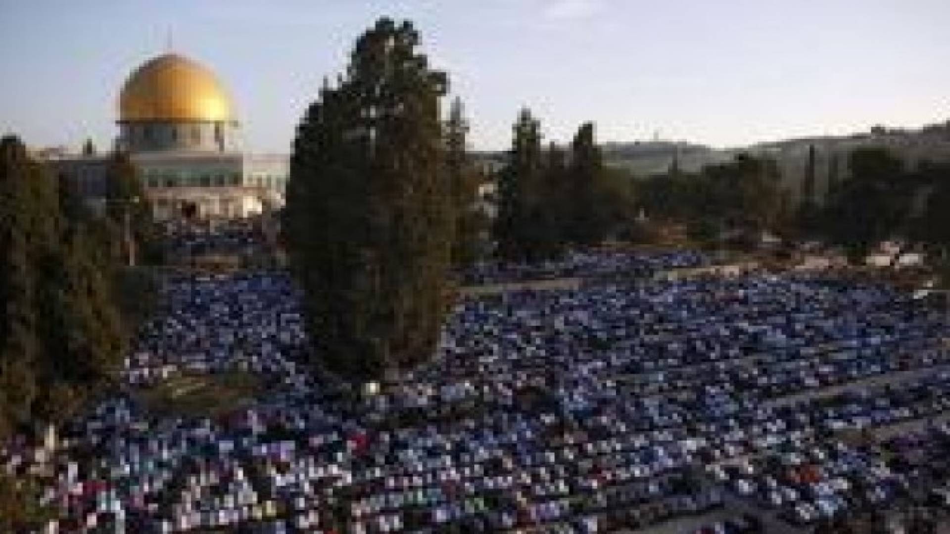 عشرات الآلاف يصلون العيد في الأقصى