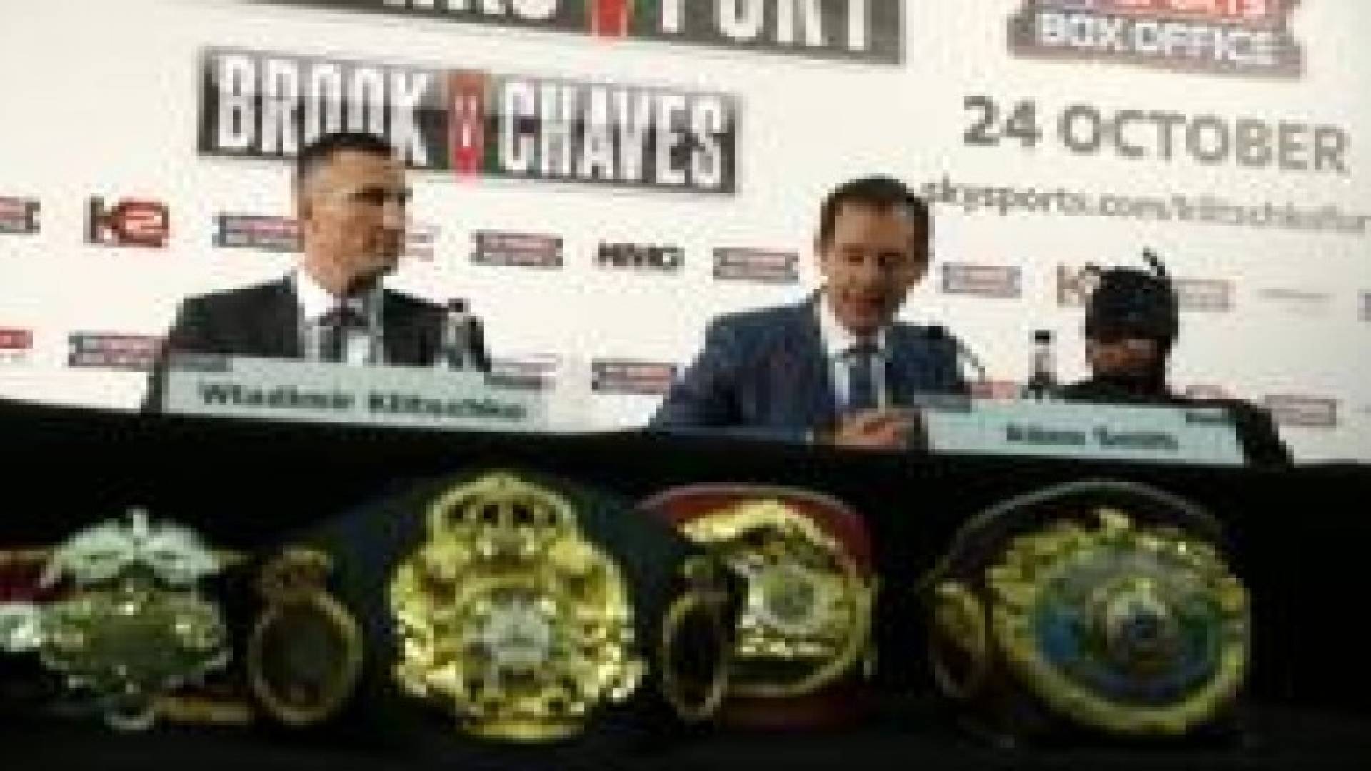 بالفيديو: تايسون يفاجئ بطل العالم كليتشكو متنكرا في زي "باتمان"