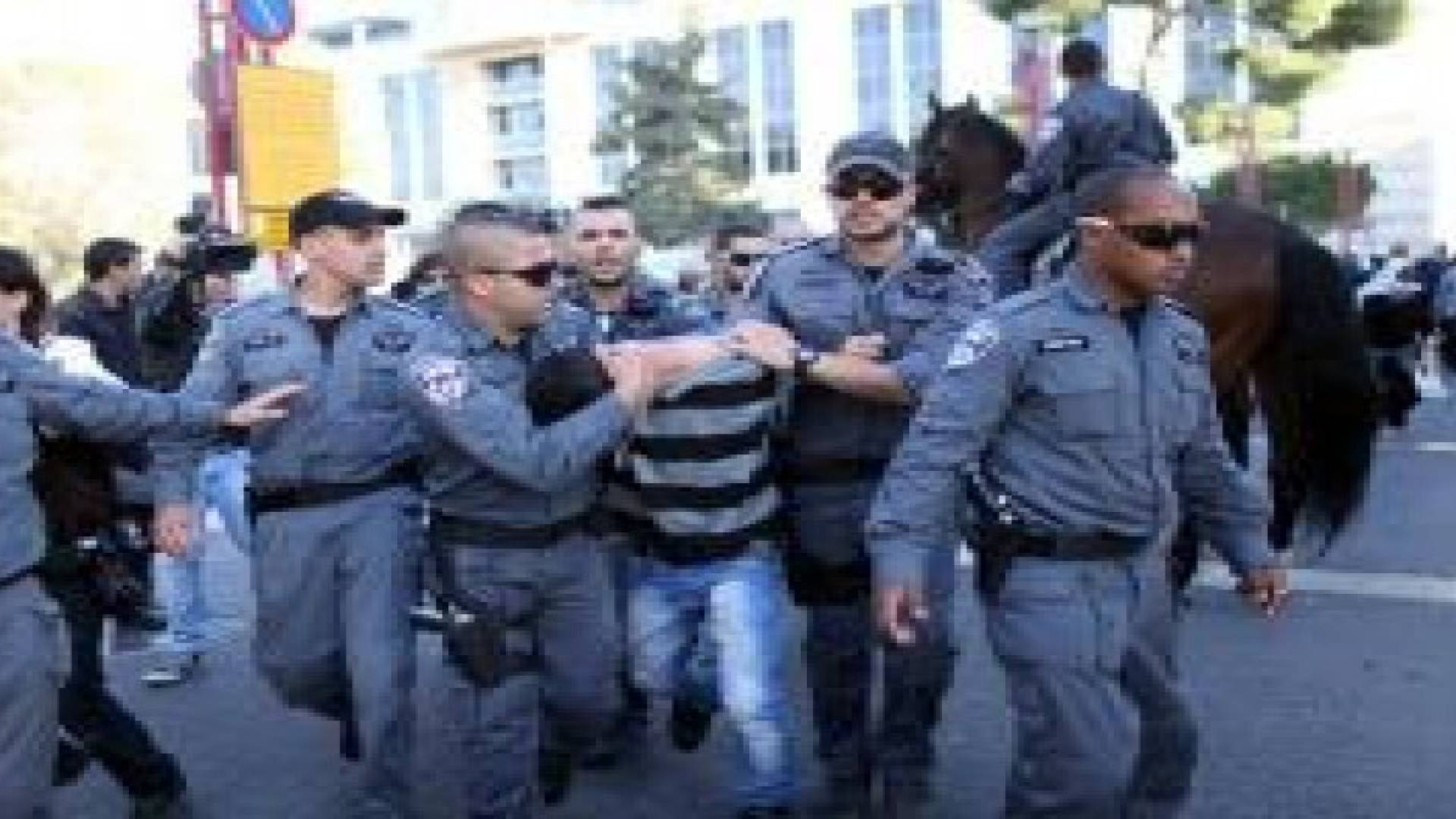 القدس: اعتقال 11 شابا وفتى في ثاني أيام العيد