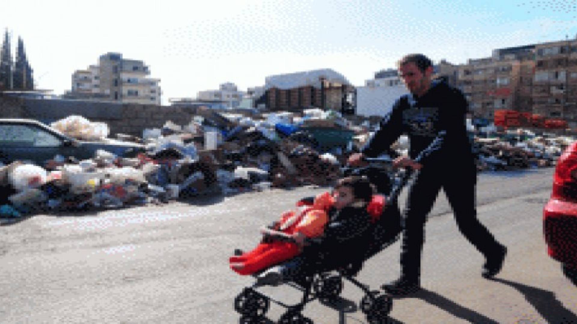 بالصور: في بيروت.. جبال من النفايات لم ترها من قبل