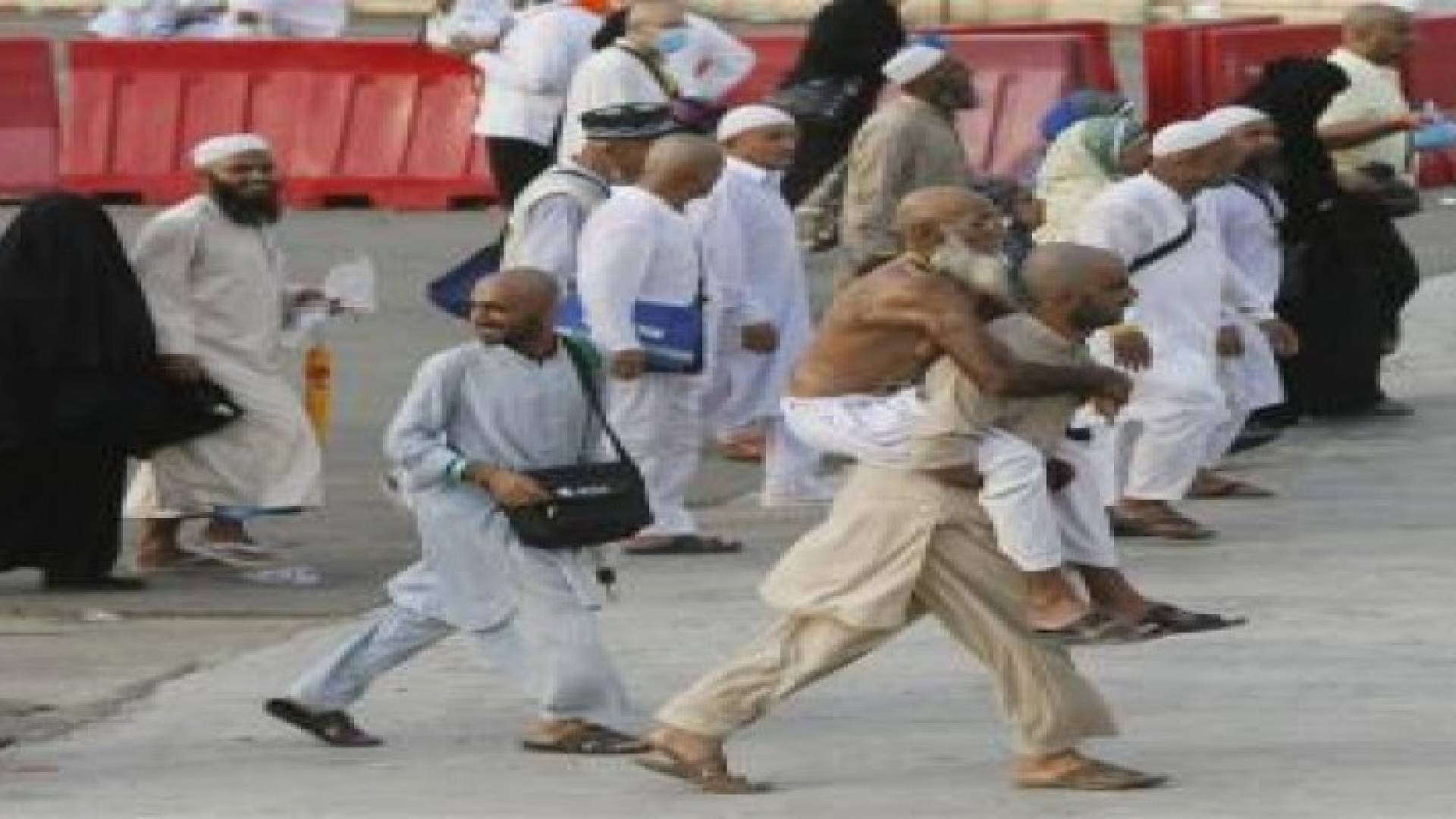 بالصور: الحاج الذي حمل والده على ظهره