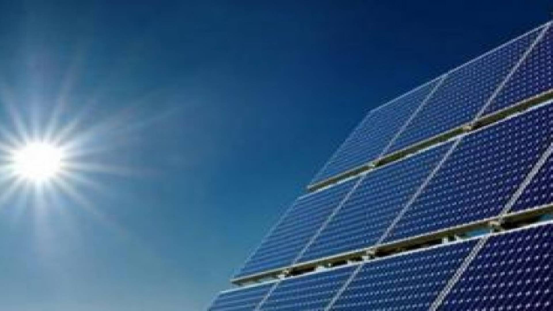 "المياه" تبدأ بتزويد مبناها بالكهرباء من الطاقة الشمسية