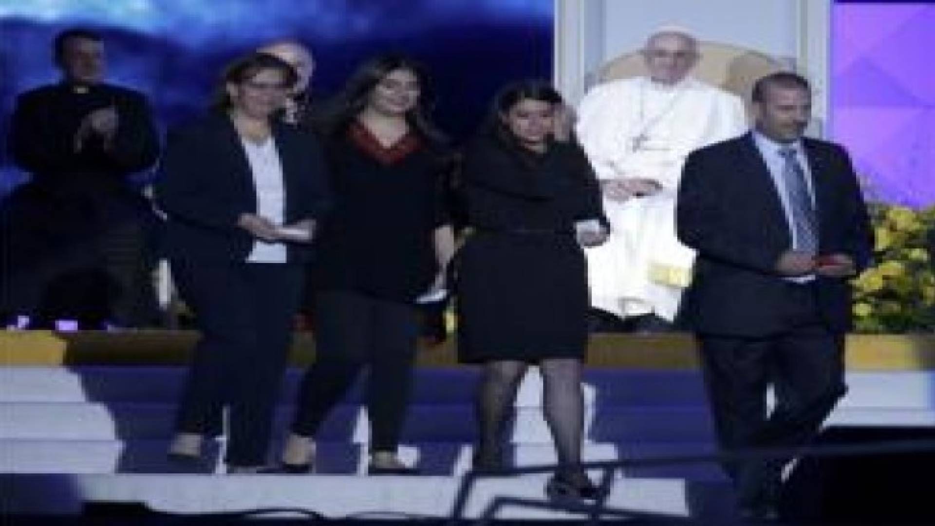 عائلة أردنية تلقي كلمة أمام البابا والمشاركين في لقاء العائلات العالمي